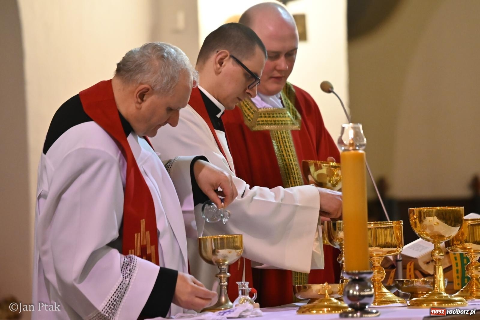 Zdjęcie w galerii na portalu naszraciborz.pl: Obrzędy Wielkiego Piątku w centrum największej parafii Raciborza wiadomości z regionu