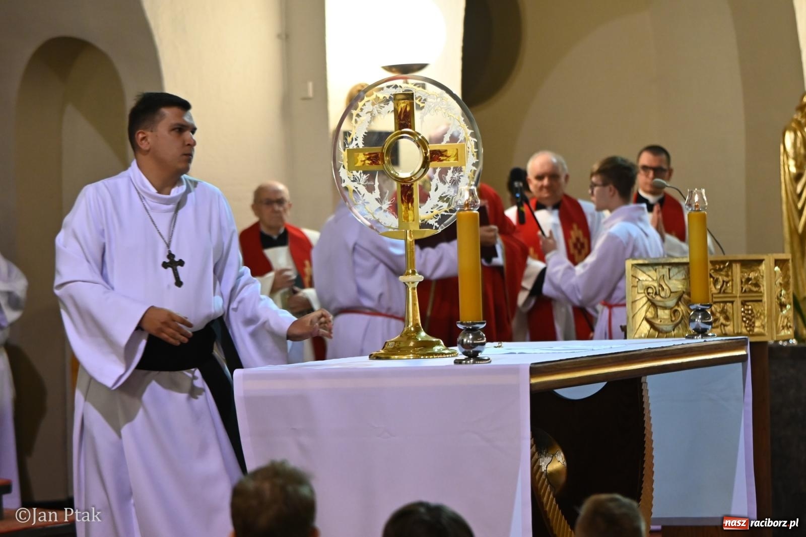 Zdjęcie w galerii na portalu naszraciborz.pl: Obrzędy Wielkiego Piątku w centrum największej parafii Raciborza wiadomości z regionu