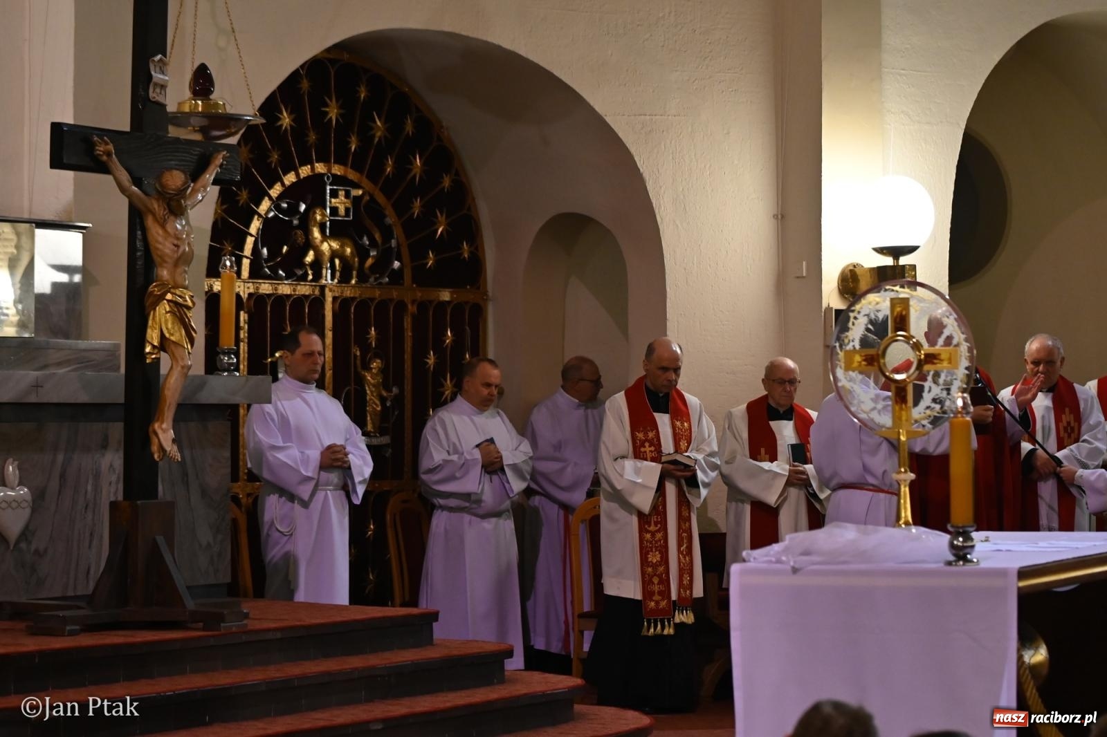 Zdjęcie w galerii na portalu naszraciborz.pl: Obrzędy Wielkiego Piątku w centrum największej parafii Raciborza wiadomości z regionu