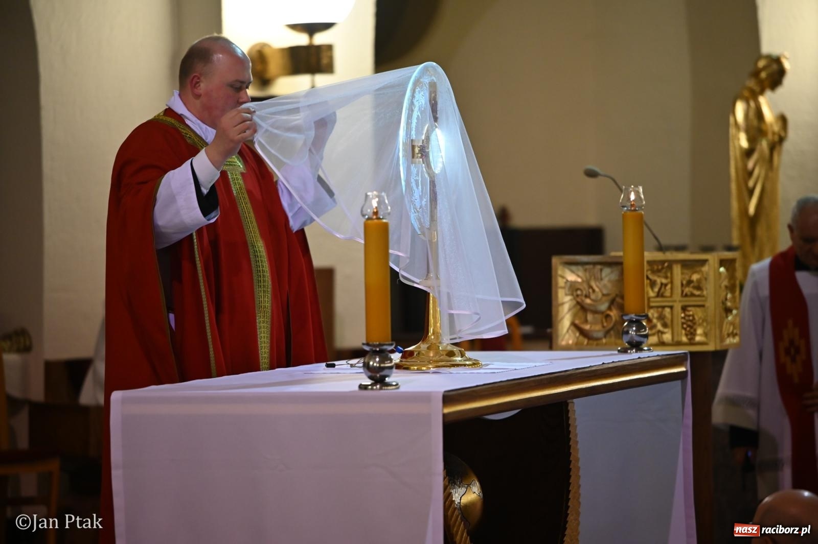 Zdjęcie w galerii na portalu naszraciborz.pl: Obrzędy Wielkiego Piątku w centrum największej parafii Raciborza wiadomości z regionu