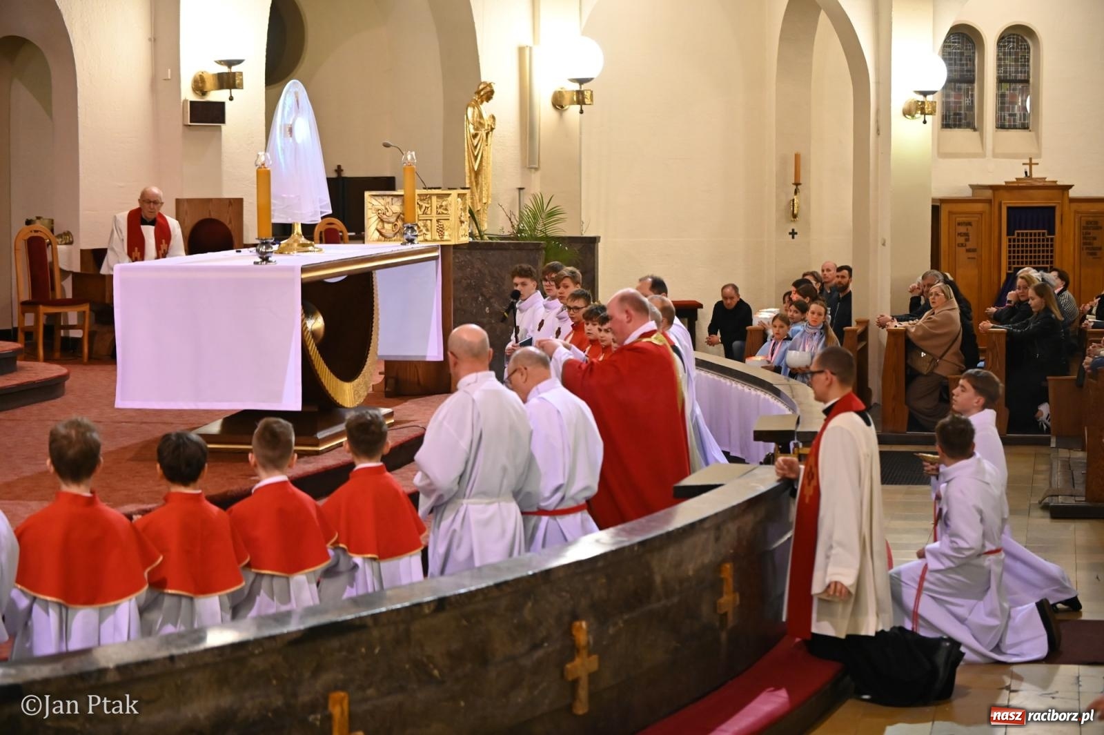 Zdjęcie w galerii na portalu naszraciborz.pl: Obrzędy Wielkiego Piątku w centrum największej parafii Raciborza wiadomości z regionu