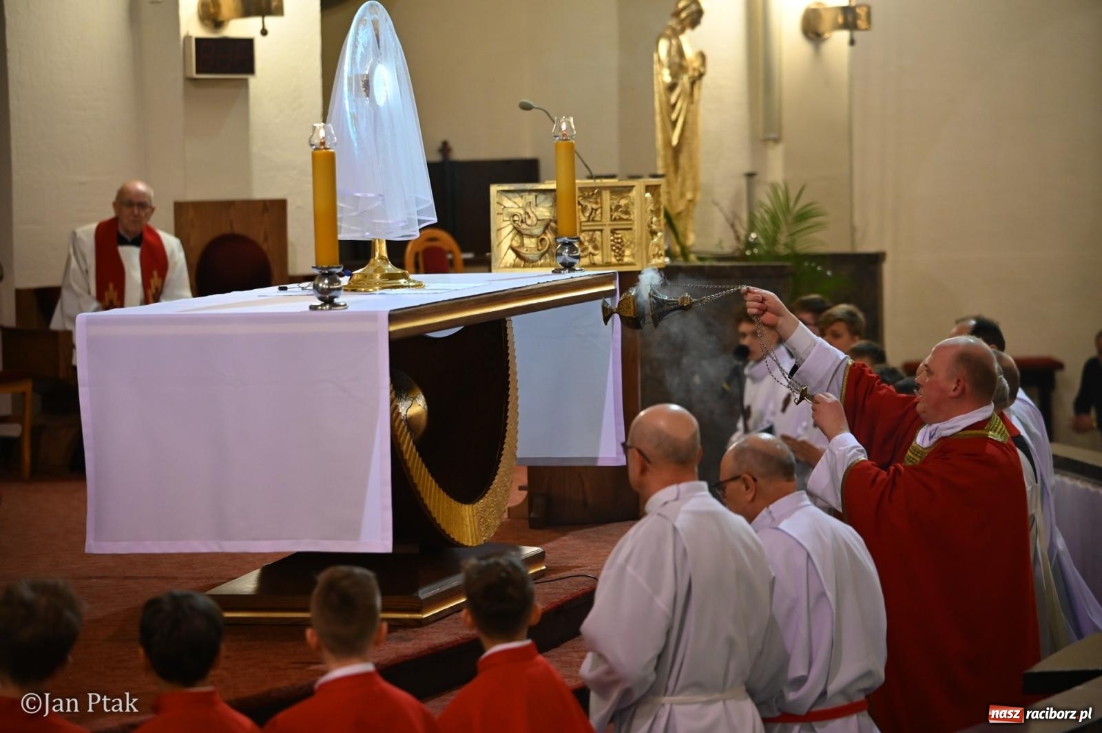 Zdjęcie w galerii na portalu naszraciborz.pl: Obrzędy Wielkiego Piątku w centrum największej parafii Raciborza wiadomości z regionu