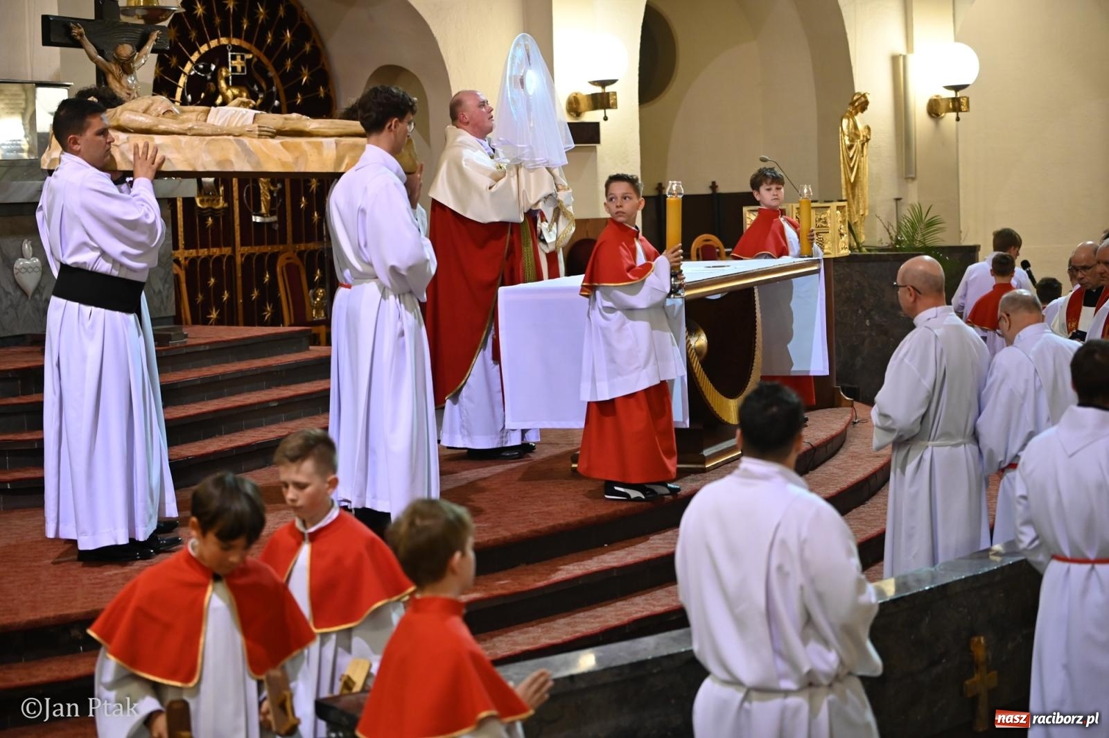 Zdjęcie w galerii na portalu naszraciborz.pl: Obrzędy Wielkiego Piątku w centrum największej parafii Raciborza wiadomości z regionu