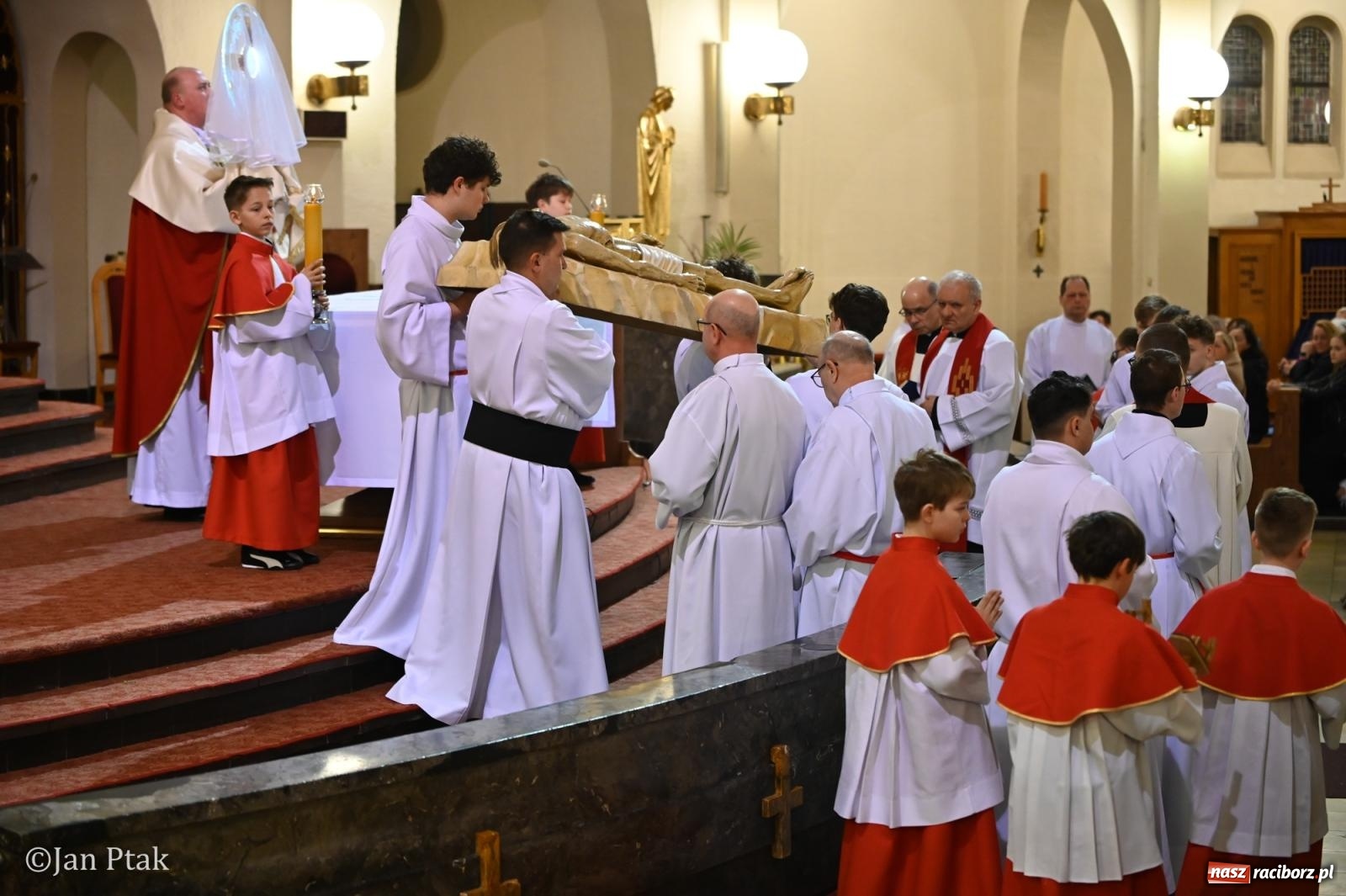 Zdjęcie w galerii na portalu naszraciborz.pl: Obrzędy Wielkiego Piątku w centrum największej parafii Raciborza wiadomości z regionu