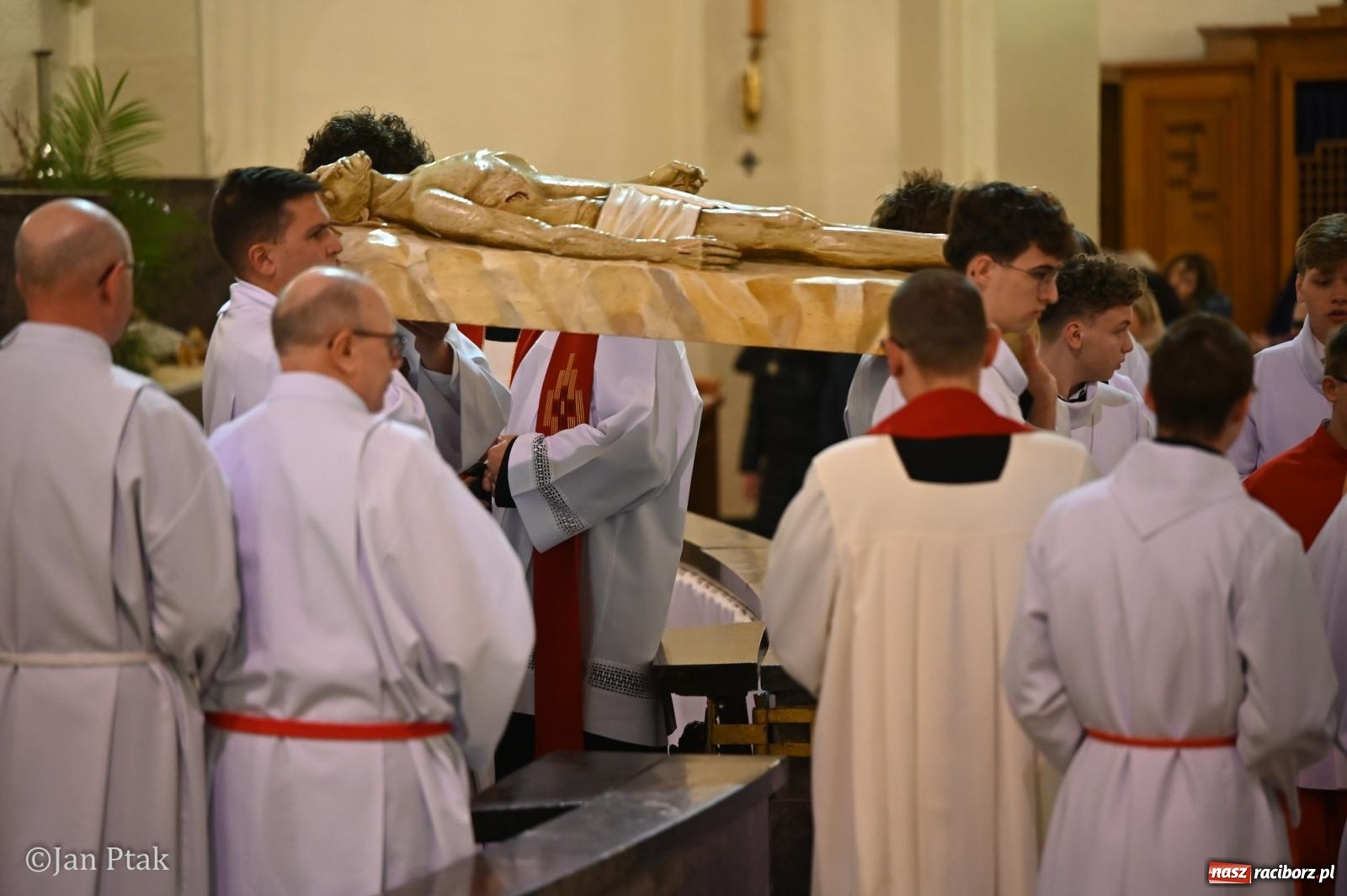 Zdjęcie w galerii na portalu naszraciborz.pl: Obrzędy Wielkiego Piątku w centrum największej parafii Raciborza wiadomości z regionu