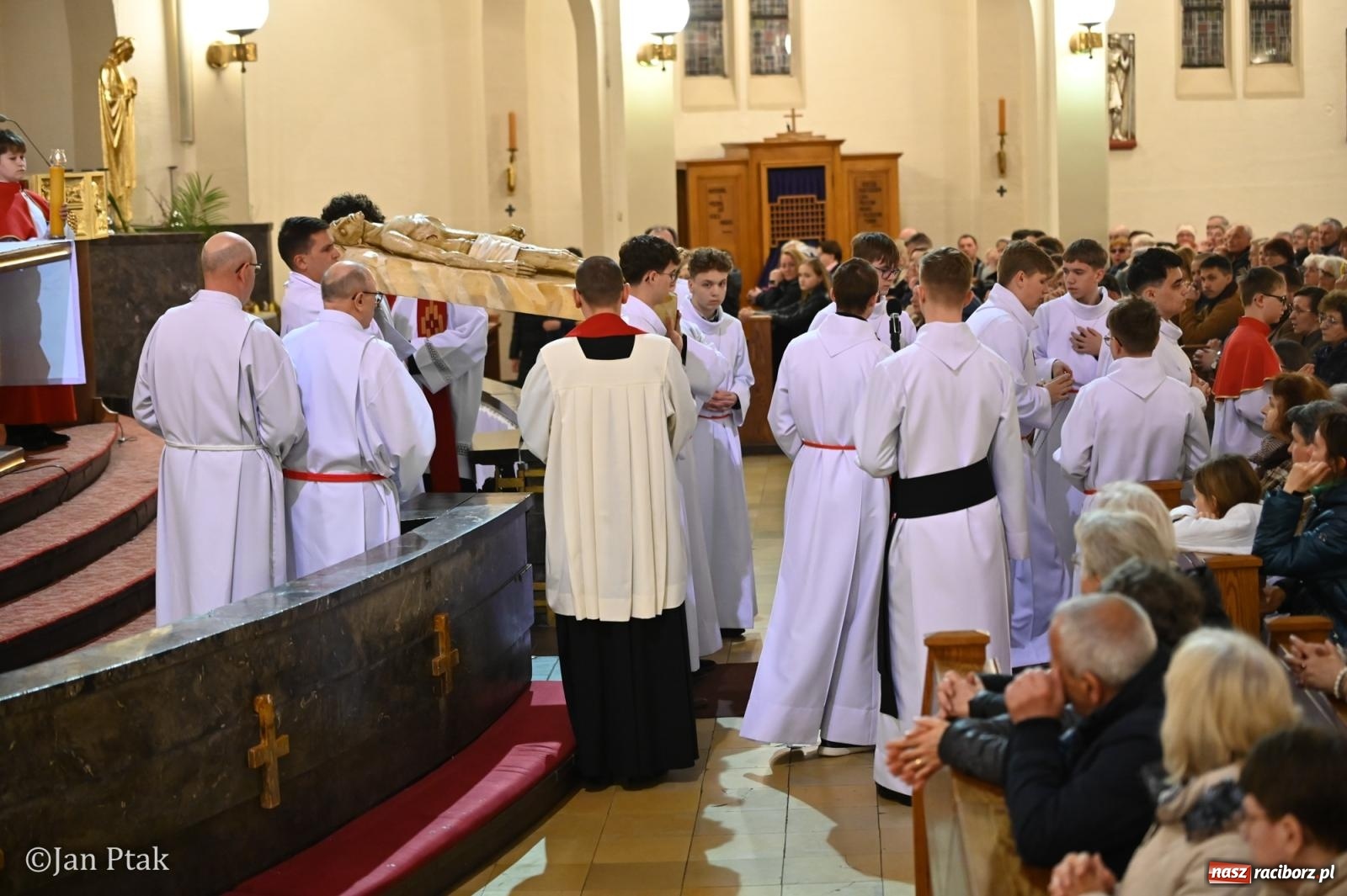 Zdjęcie w galerii na portalu naszraciborz.pl: Obrzędy Wielkiego Piątku w centrum największej parafii Raciborza wiadomości z regionu
