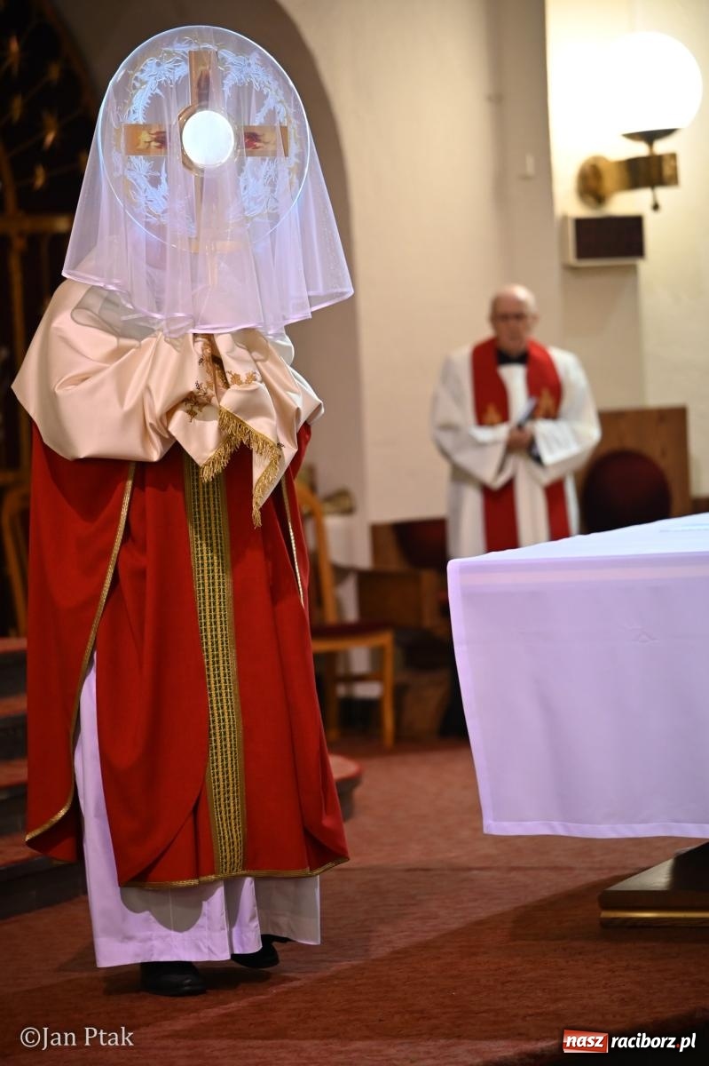Zdjęcie w galerii na portalu naszraciborz.pl: Obrzędy Wielkiego Piątku w centrum największej parafii Raciborza wiadomości z regionu