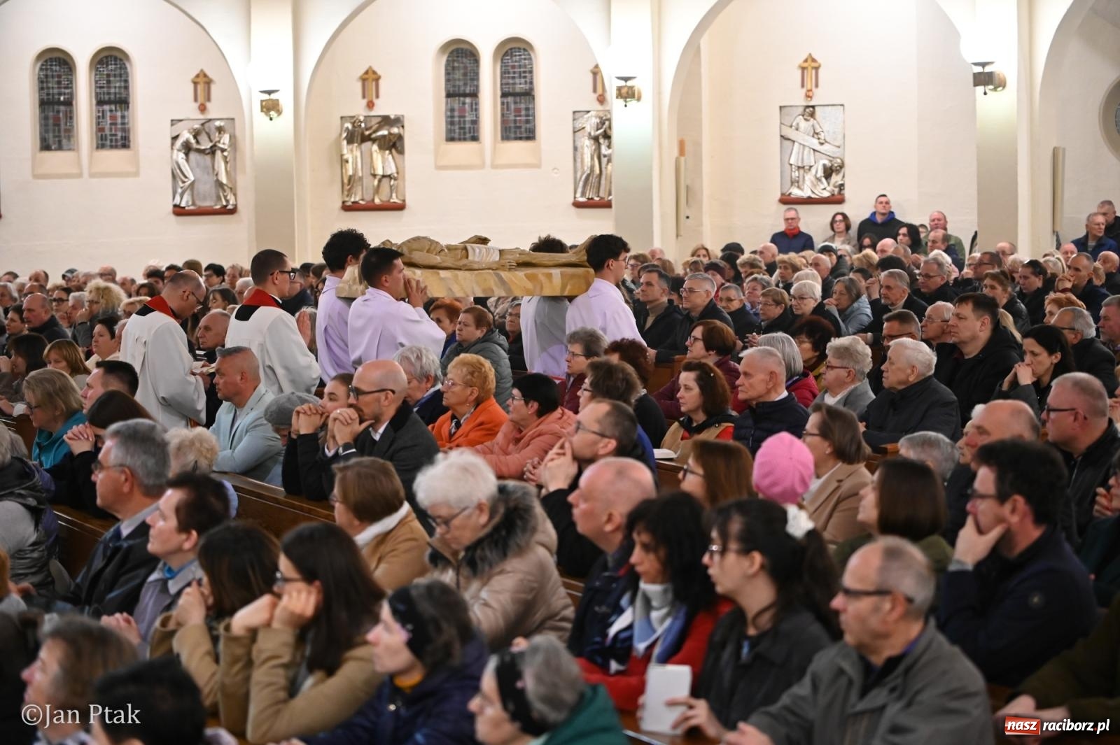 Zdjęcie w galerii na portalu naszraciborz.pl: Obrzędy Wielkiego Piątku w centrum największej parafii Raciborza wiadomości z regionu
