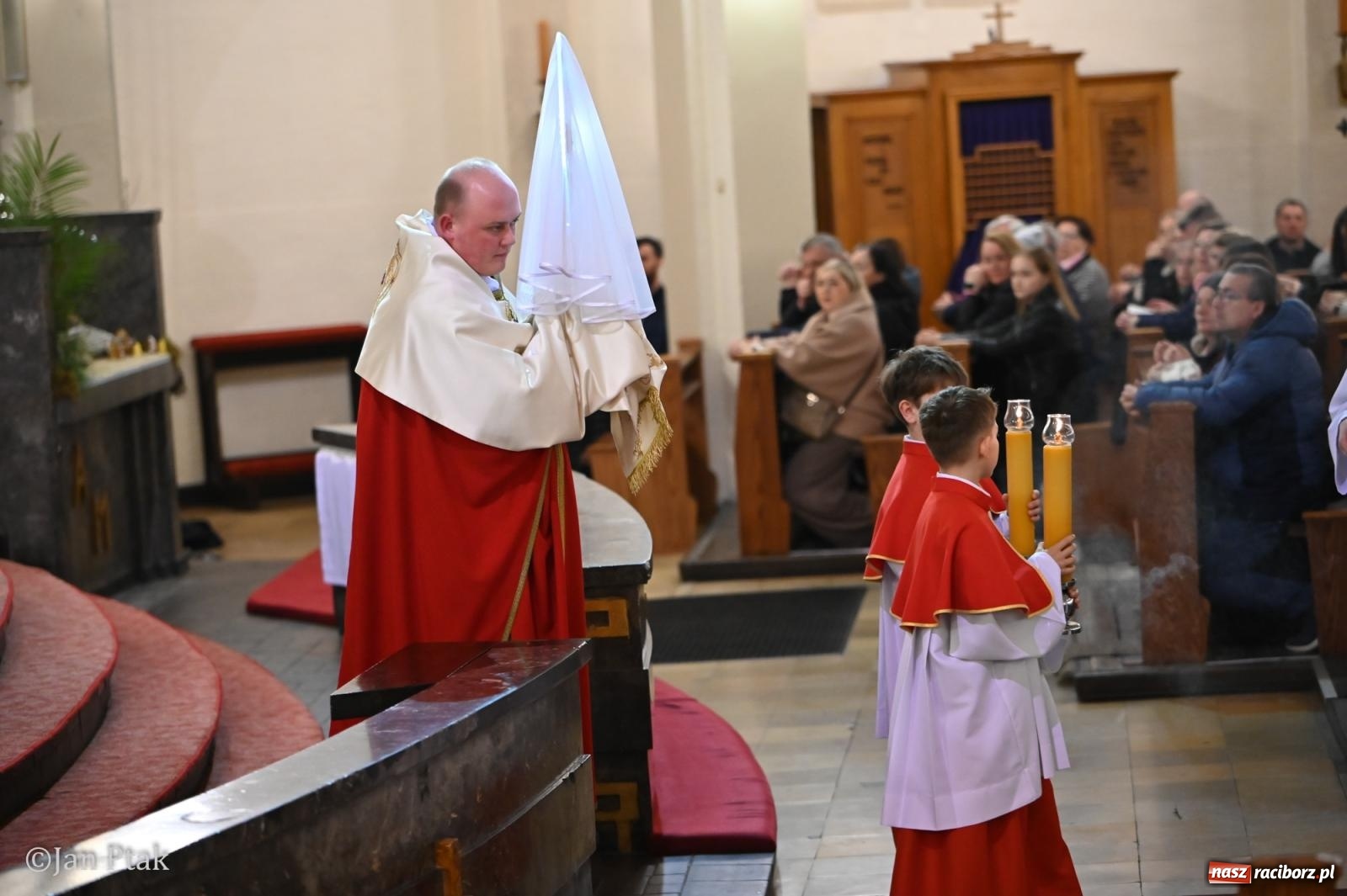 Zdjęcie w galerii na portalu naszraciborz.pl: Obrzędy Wielkiego Piątku w centrum największej parafii Raciborza wiadomości z regionu