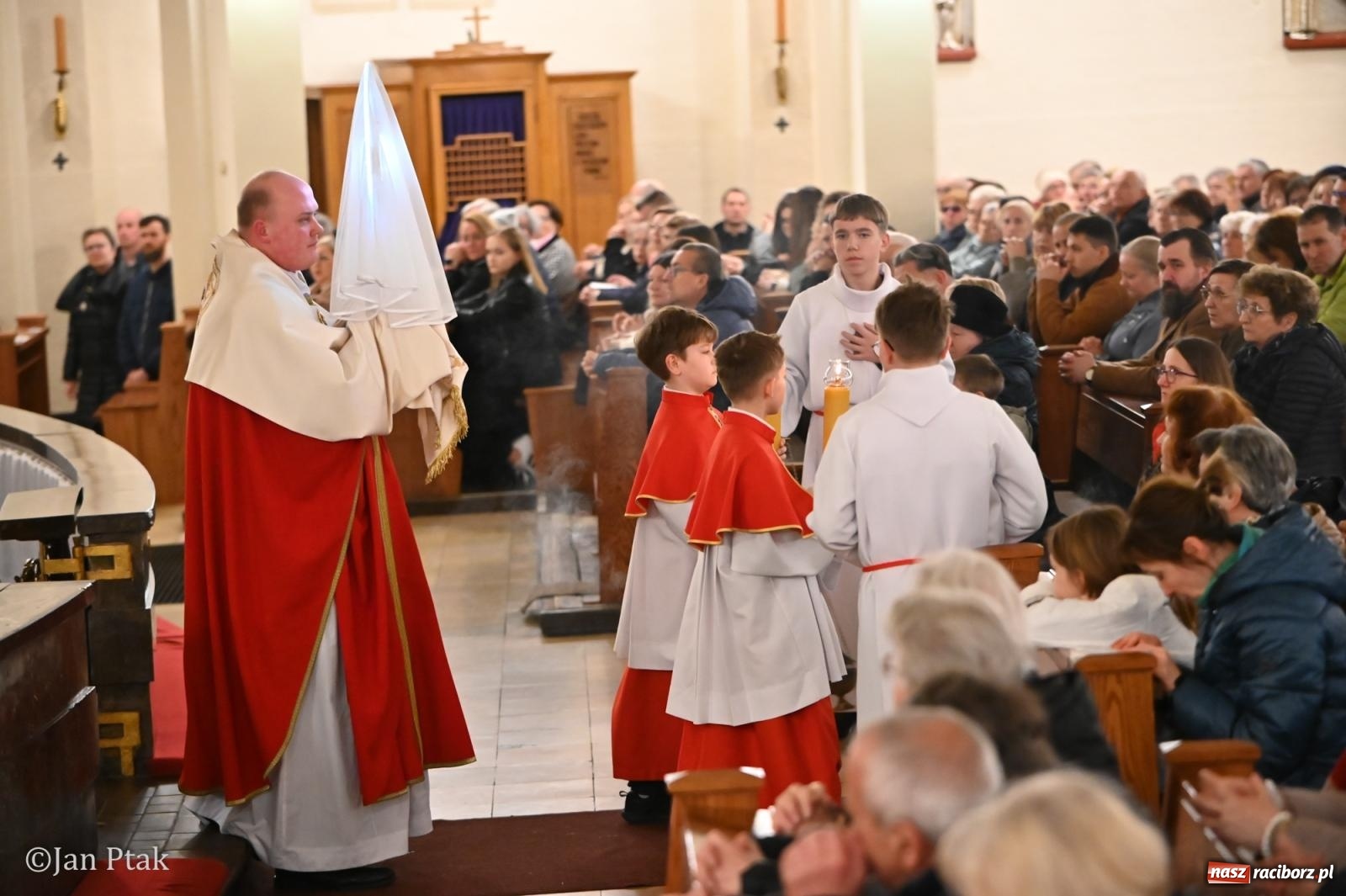 Zdjęcie w galerii na portalu naszraciborz.pl: Obrzędy Wielkiego Piątku w centrum największej parafii Raciborza wiadomości z regionu