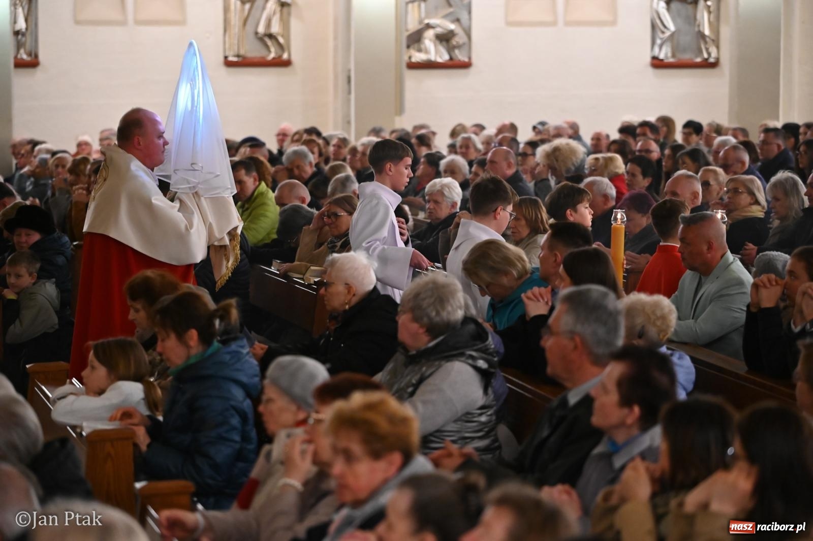 Zdjęcie w galerii na portalu naszraciborz.pl: Obrzędy Wielkiego Piątku w centrum największej parafii Raciborza wiadomości z regionu