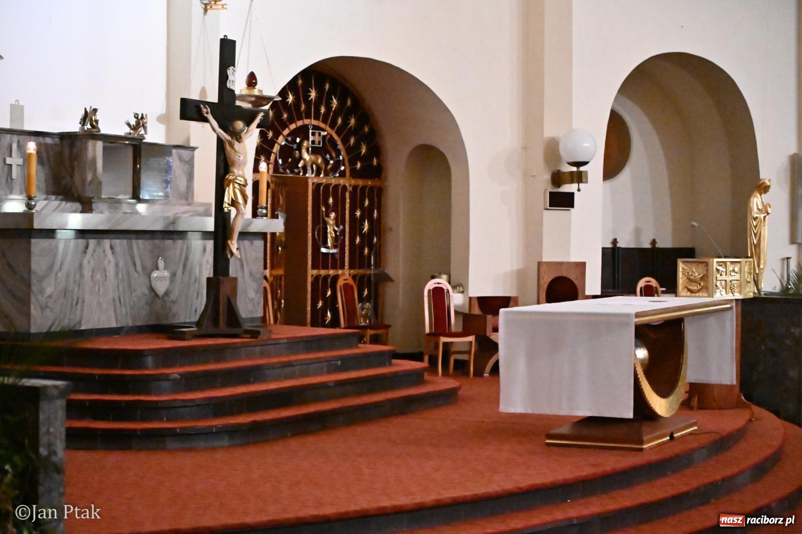 Zdjęcie w galerii na portalu naszraciborz.pl: Obrzędy Wielkiego Piątku w centrum największej parafii Raciborza wiadomości z regionu