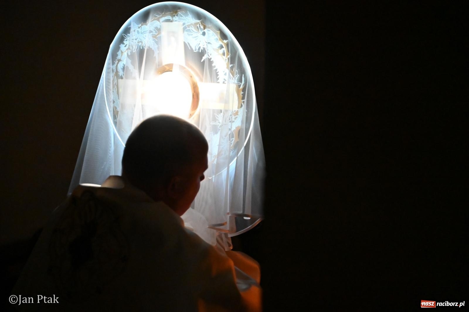 Zdjęcie w galerii na portalu naszraciborz.pl: Obrzędy Wielkiego Piątku w centrum największej parafii Raciborza wiadomości z regionu