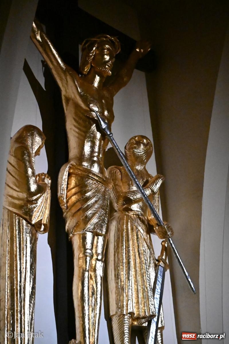 Zdjęcie w galerii na portalu naszraciborz.pl: Obrzędy Wielkiego Piątku w centrum największej parafii Raciborza wiadomości z regionu