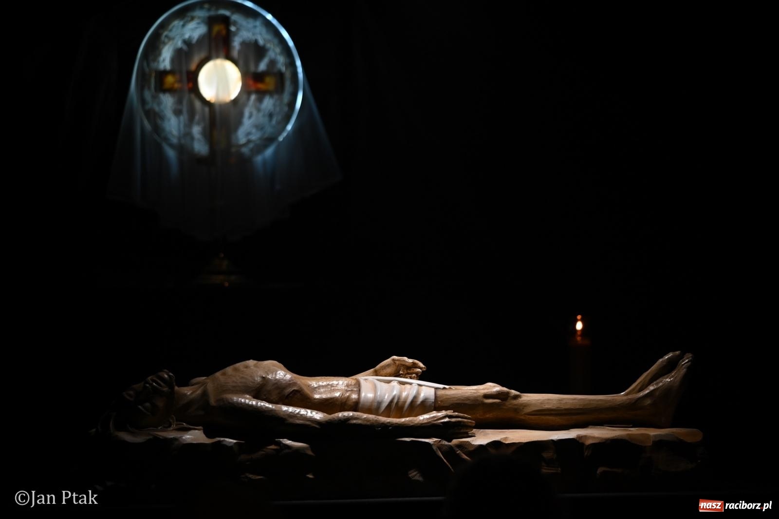 Zdjęcie w galerii na portalu naszraciborz.pl: Obrzędy Wielkiego Piątku w centrum największej parafii Raciborza wiadomości z regionu