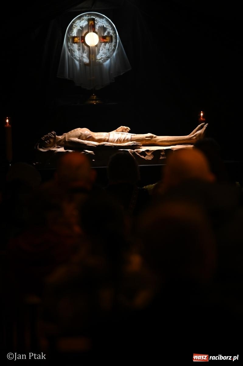 Zdjęcie w galerii na portalu naszraciborz.pl: Obrzędy Wielkiego Piątku w centrum największej parafii Raciborza wiadomości z regionu