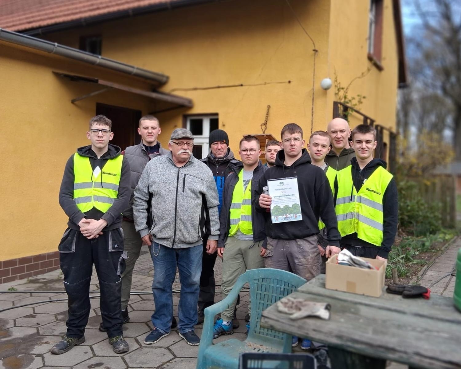 Zdjęcie w galerii na portalu naszraciborz.pl: Ależ się zazieleniło w Raciborzu. Trzecia akcja drzewaTOprzyszłość Raciborskich Wolontariuszy wiadomości z regionu