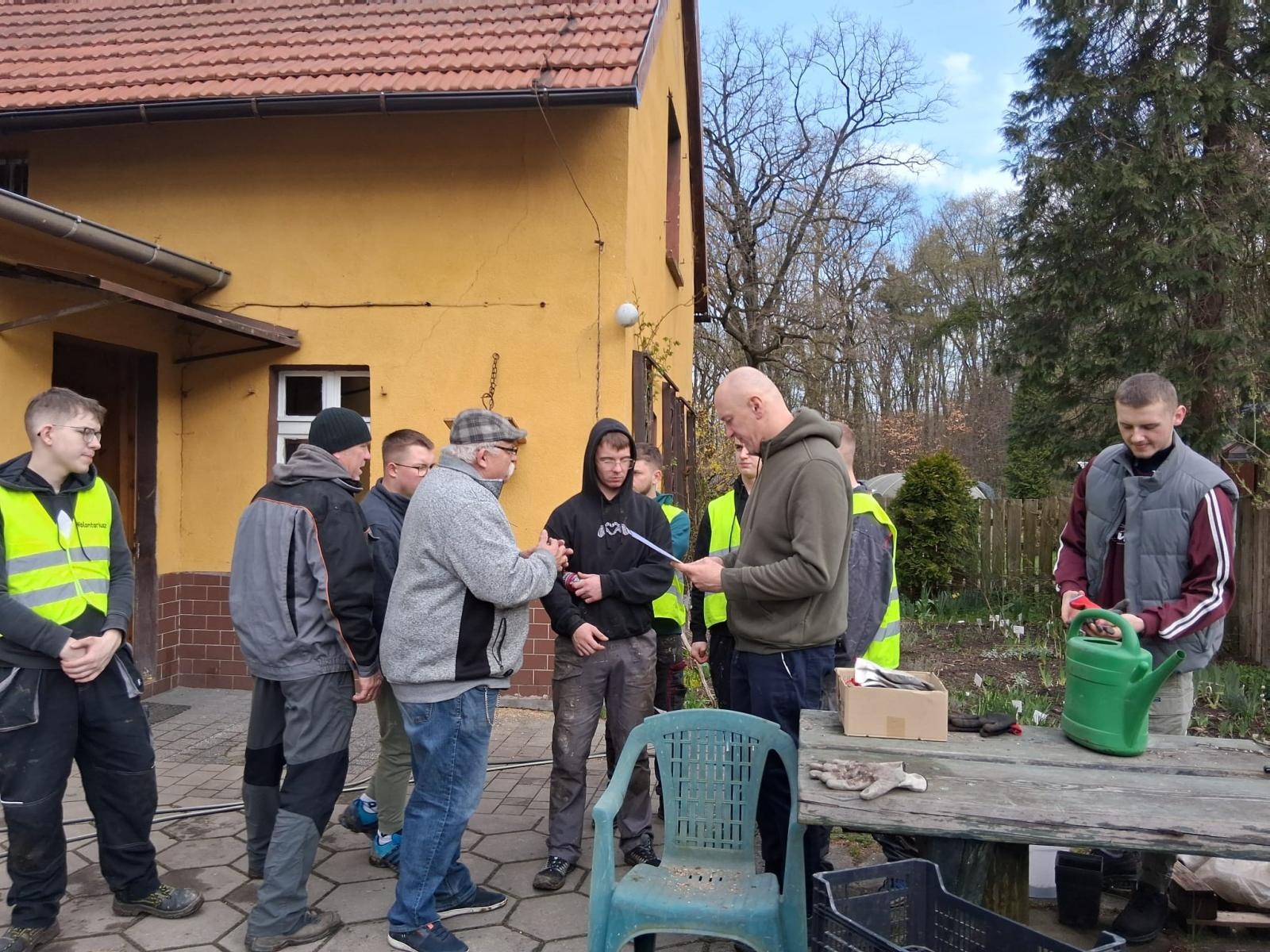 Zdjęcie w galerii na portalu naszraciborz.pl: Ależ się zazieleniło w Raciborzu. Trzecia akcja drzewaTOprzyszłość Raciborskich Wolontariuszy wiadomości z regionu