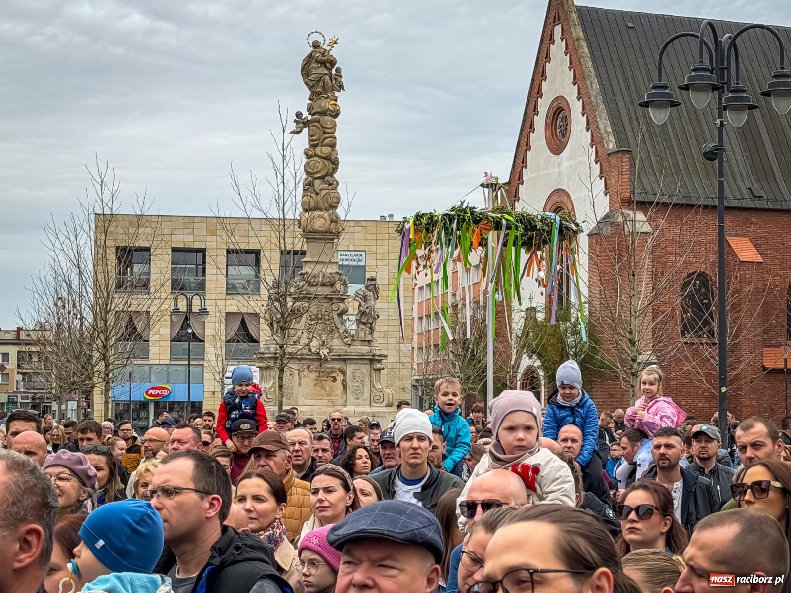 Zdjęcie w galerii na portalu naszraciborz.pl: Święcenie pokarmów wielkanocnych na raciborskim rynku [FOTO i WIDEO] wiadomości z regionu
