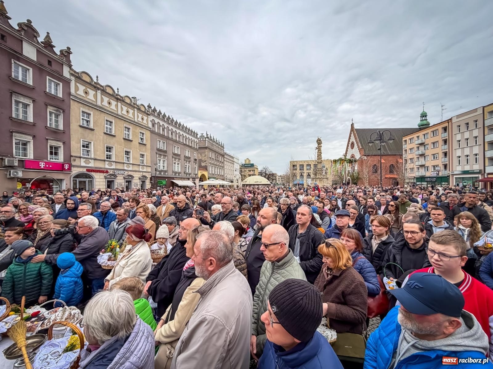 Zdjęcie w galerii na portalu naszraciborz.pl: Święcenie pokarmów wielkanocnych na raciborskim rynku [FOTO i WIDEO] wiadomości z regionu
