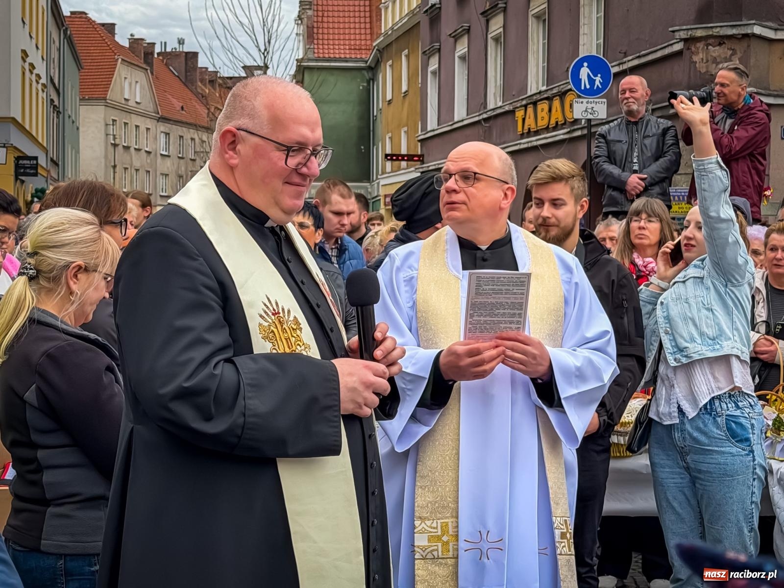 Zdjęcie w galerii na portalu naszraciborz.pl: Święcenie pokarmów wielkanocnych na raciborskim rynku [FOTO i WIDEO] wiadomości z regionu