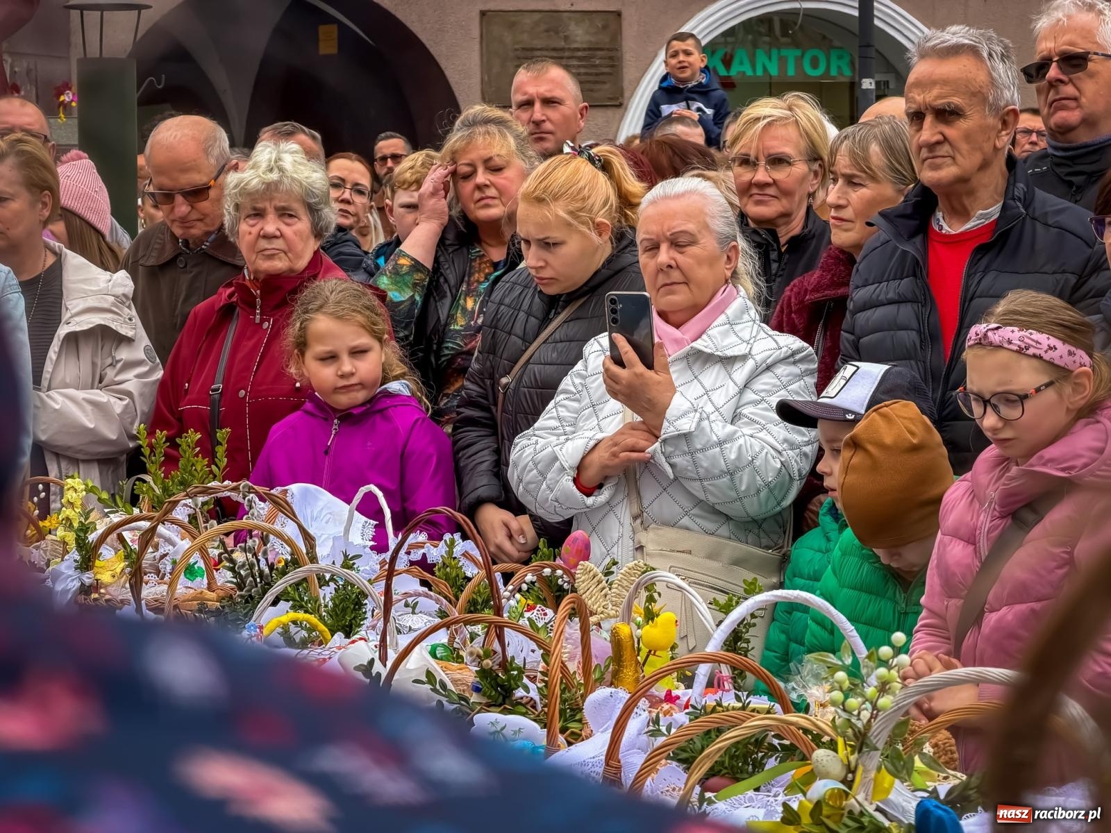 Zdjęcie w galerii na portalu naszraciborz.pl: Święcenie pokarmów wielkanocnych na raciborskim rynku [FOTO i WIDEO] wiadomości z regionu