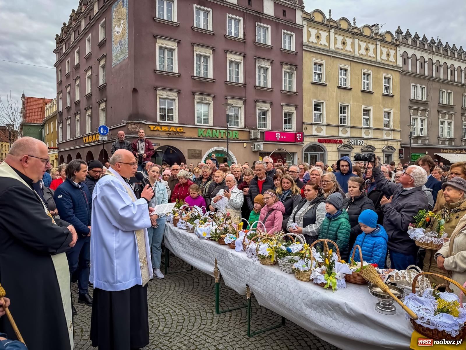 Zdjęcie w galerii na portalu naszraciborz.pl: Święcenie pokarmów wielkanocnych na raciborskim rynku [FOTO i WIDEO] wiadomości z regionu
