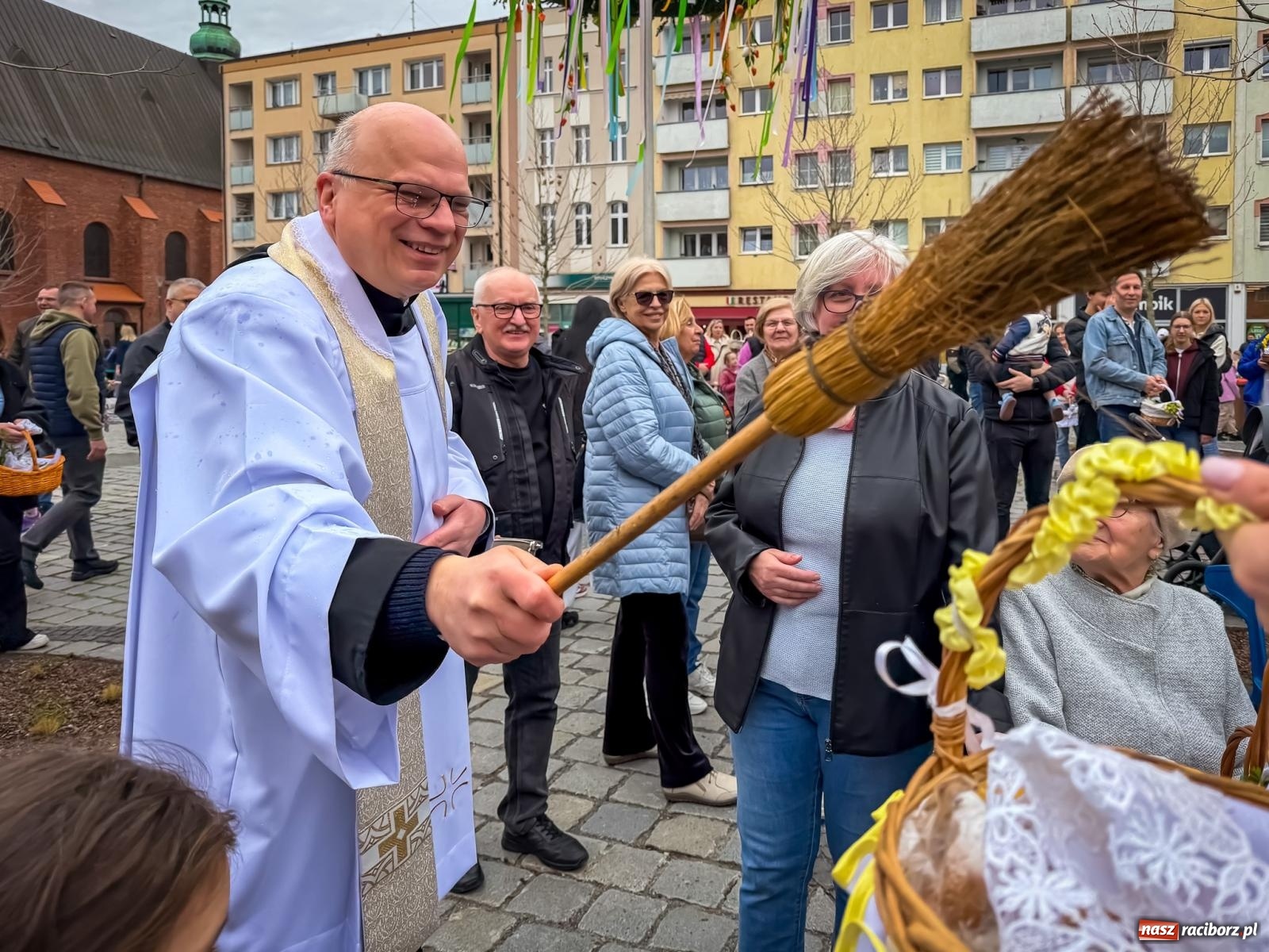 Zdjęcie w galerii na portalu naszraciborz.pl: Święcenie pokarmów wielkanocnych na raciborskim rynku [FOTO i WIDEO] wiadomości z regionu