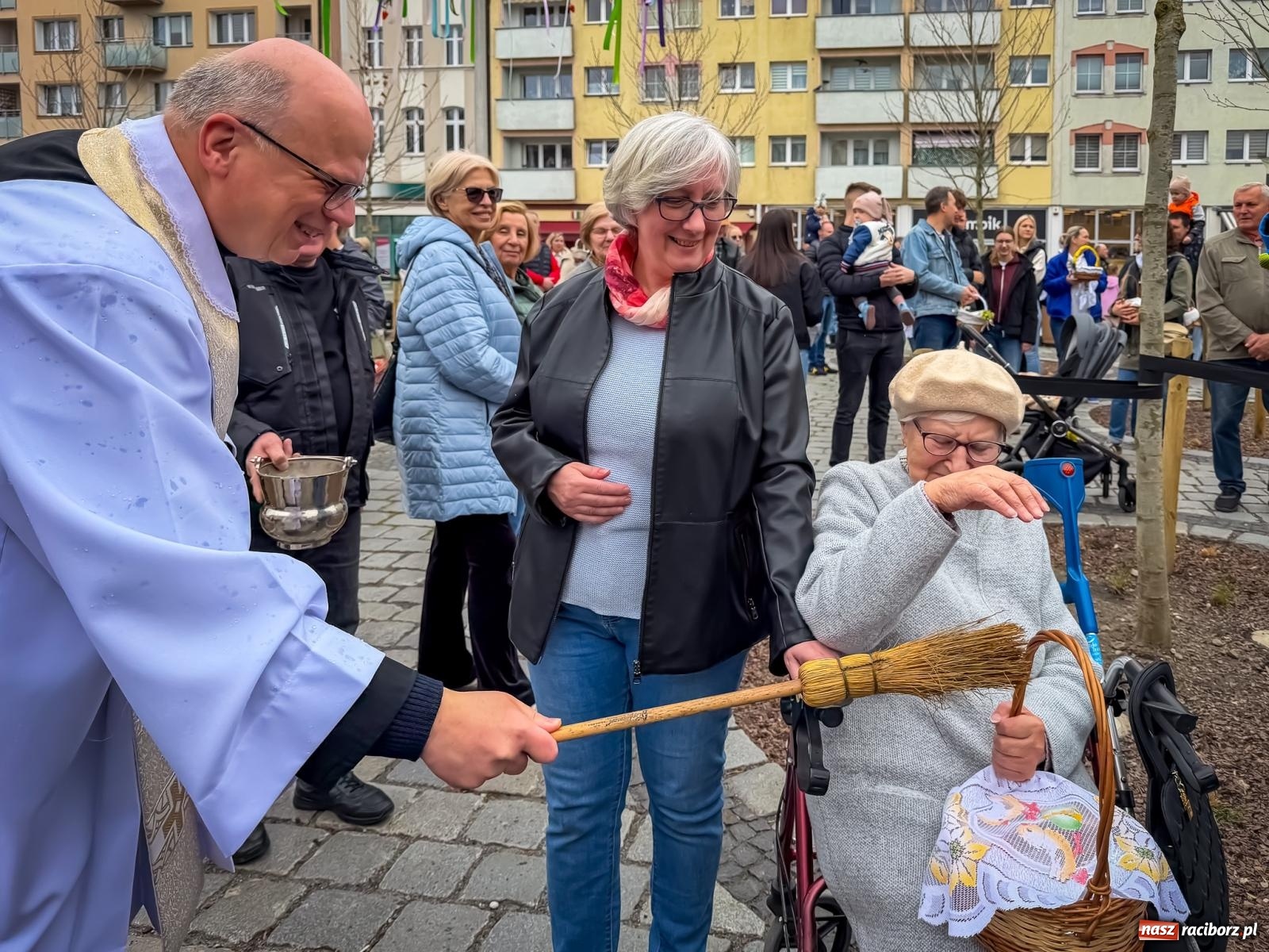 Zdjęcie w galerii na portalu naszraciborz.pl: Święcenie pokarmów wielkanocnych na raciborskim rynku [FOTO i WIDEO] wiadomości z regionu