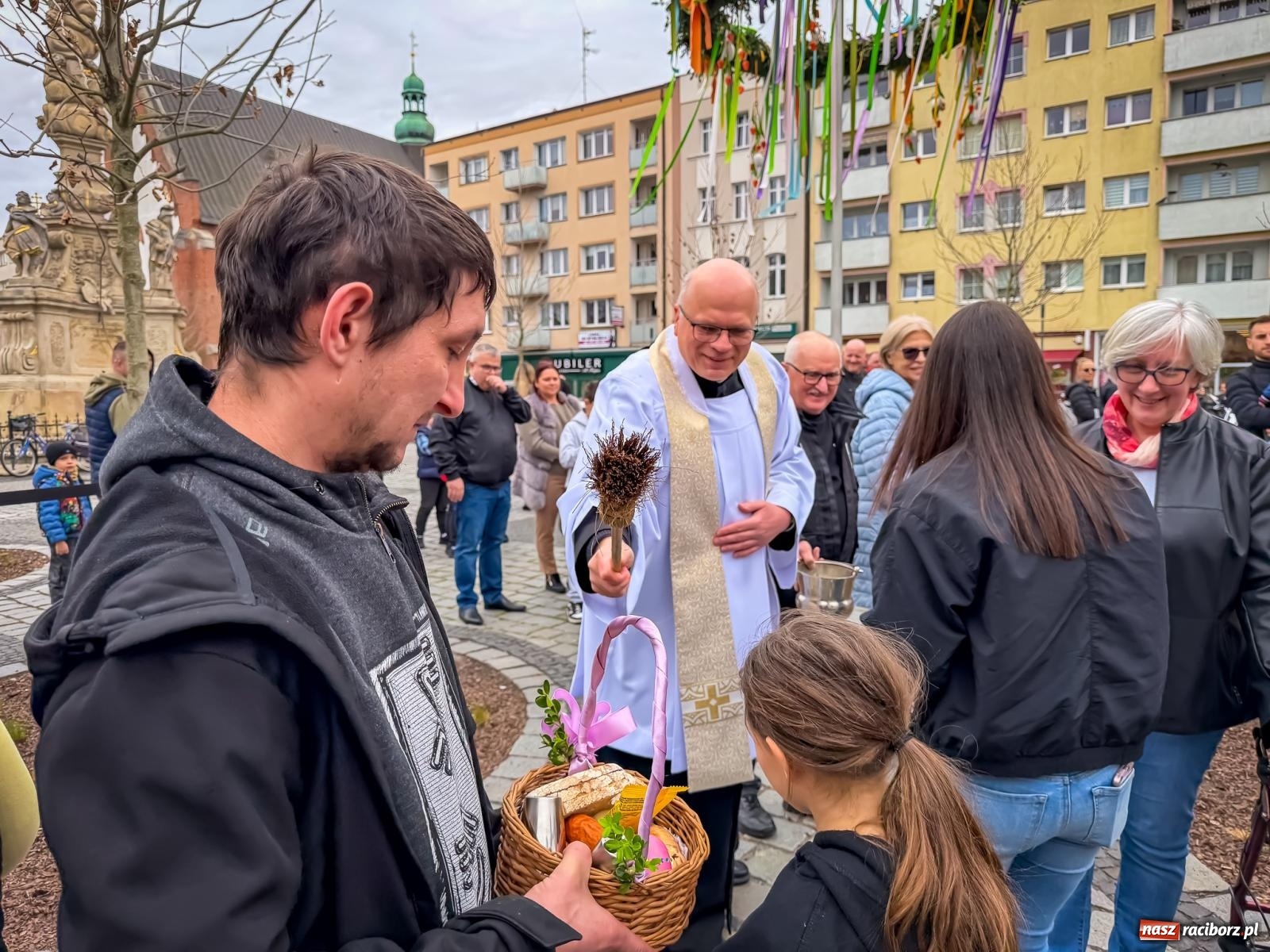 Zdjęcie w galerii na portalu naszraciborz.pl: Święcenie pokarmów wielkanocnych na raciborskim rynku [FOTO i WIDEO] wiadomości z regionu