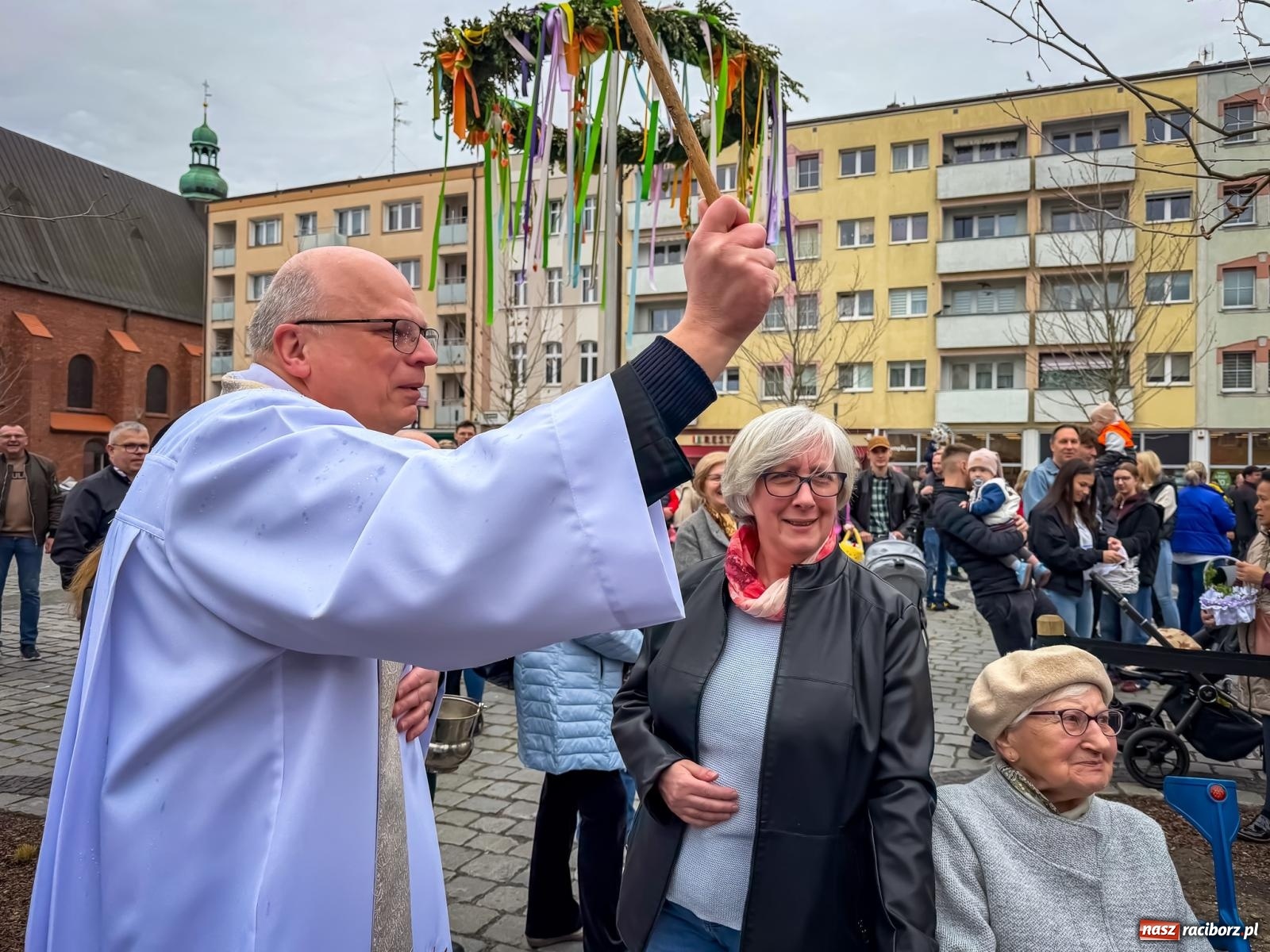 Zdjęcie w galerii na portalu naszraciborz.pl: Święcenie pokarmów wielkanocnych na raciborskim rynku [FOTO i WIDEO] wiadomości z regionu