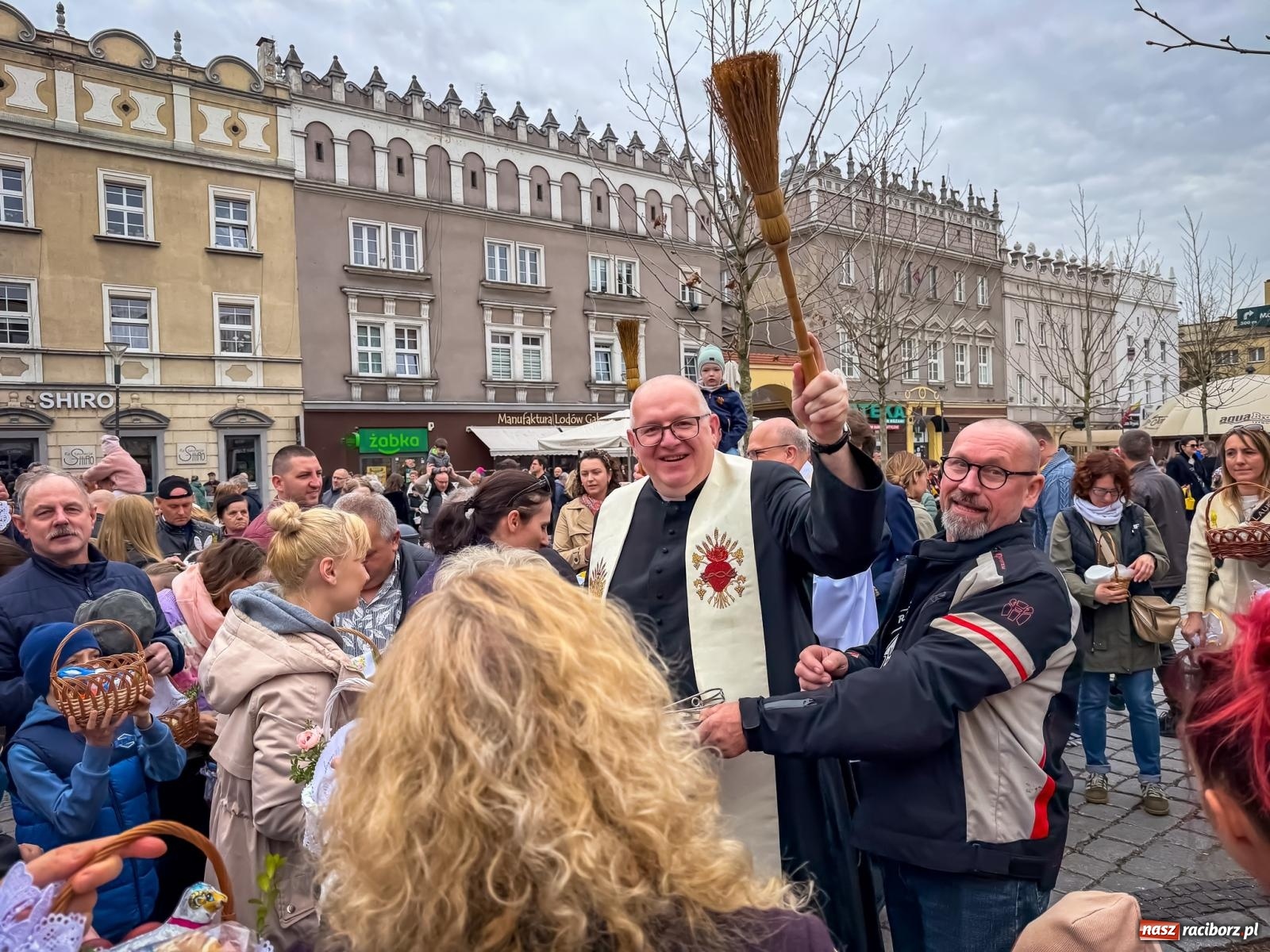 Zdjęcie w galerii na portalu naszraciborz.pl: Święcenie pokarmów wielkanocnych na raciborskim rynku [FOTO i WIDEO] wiadomości z regionu