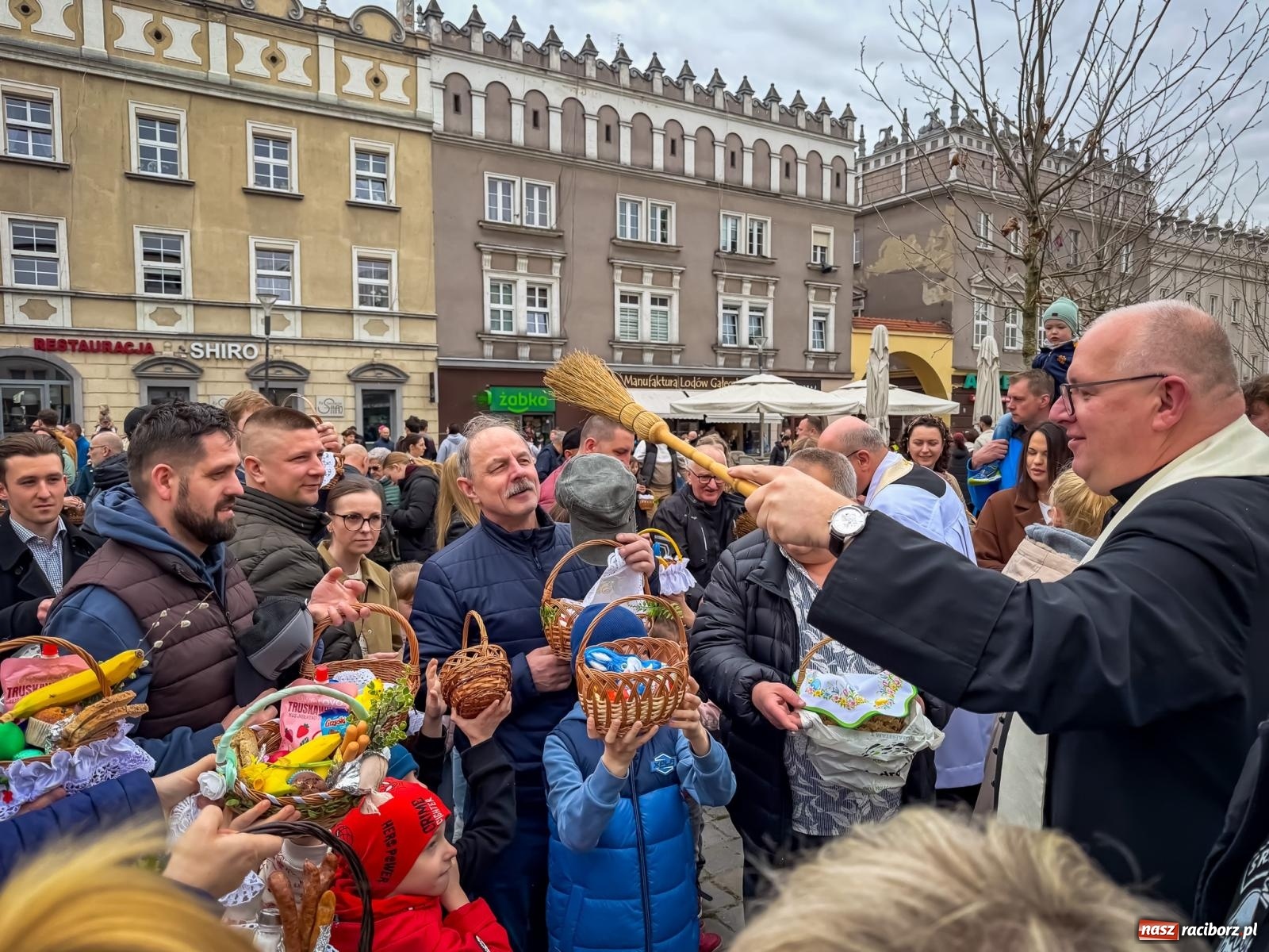 Zdjęcie w galerii na portalu naszraciborz.pl: Święcenie pokarmów wielkanocnych na raciborskim rynku [FOTO i WIDEO] wiadomości z regionu