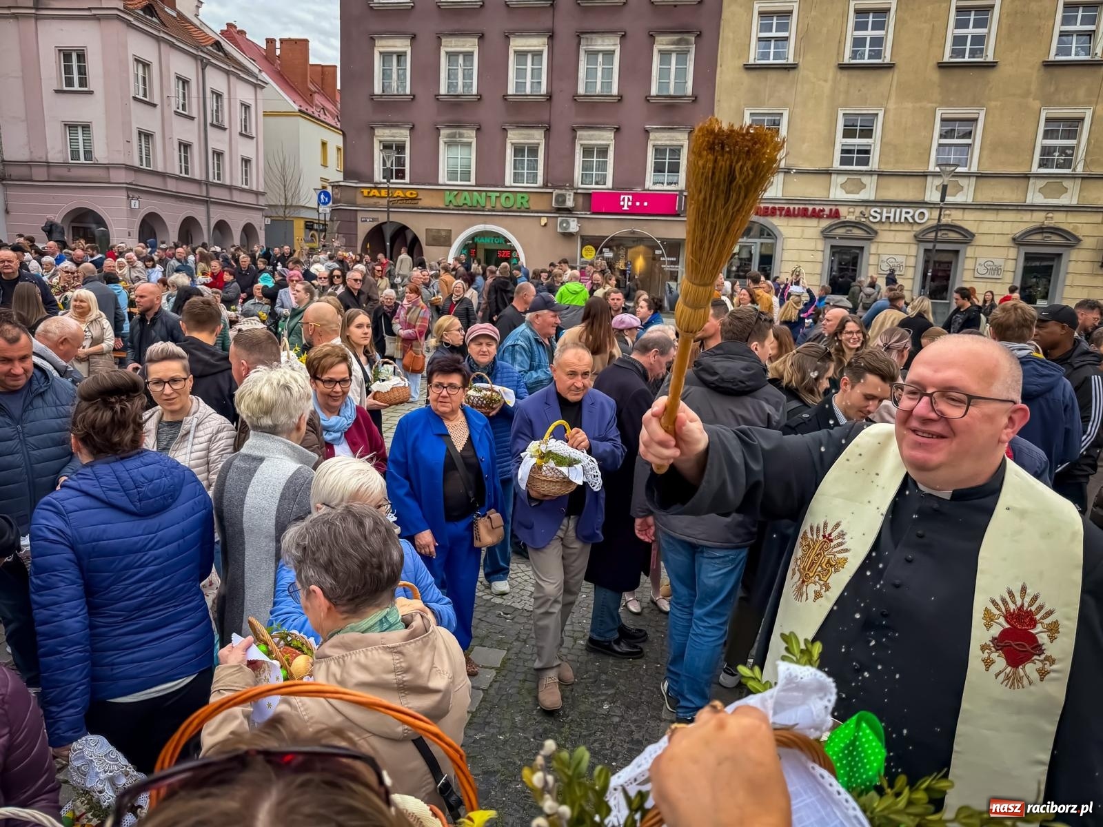 Zdjęcie w galerii na portalu naszraciborz.pl: Święcenie pokarmów wielkanocnych na raciborskim rynku [FOTO i WIDEO] wiadomości z regionu