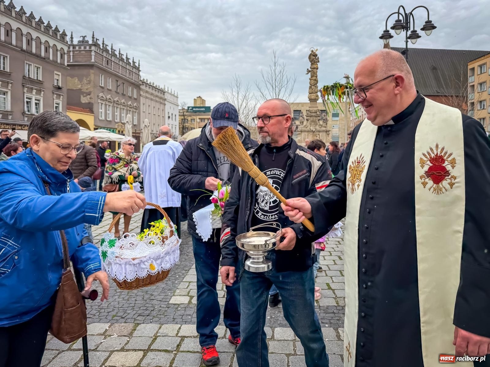 Zdjęcie w galerii na portalu naszraciborz.pl: Święcenie pokarmów wielkanocnych na raciborskim rynku [FOTO i WIDEO] wiadomości z regionu