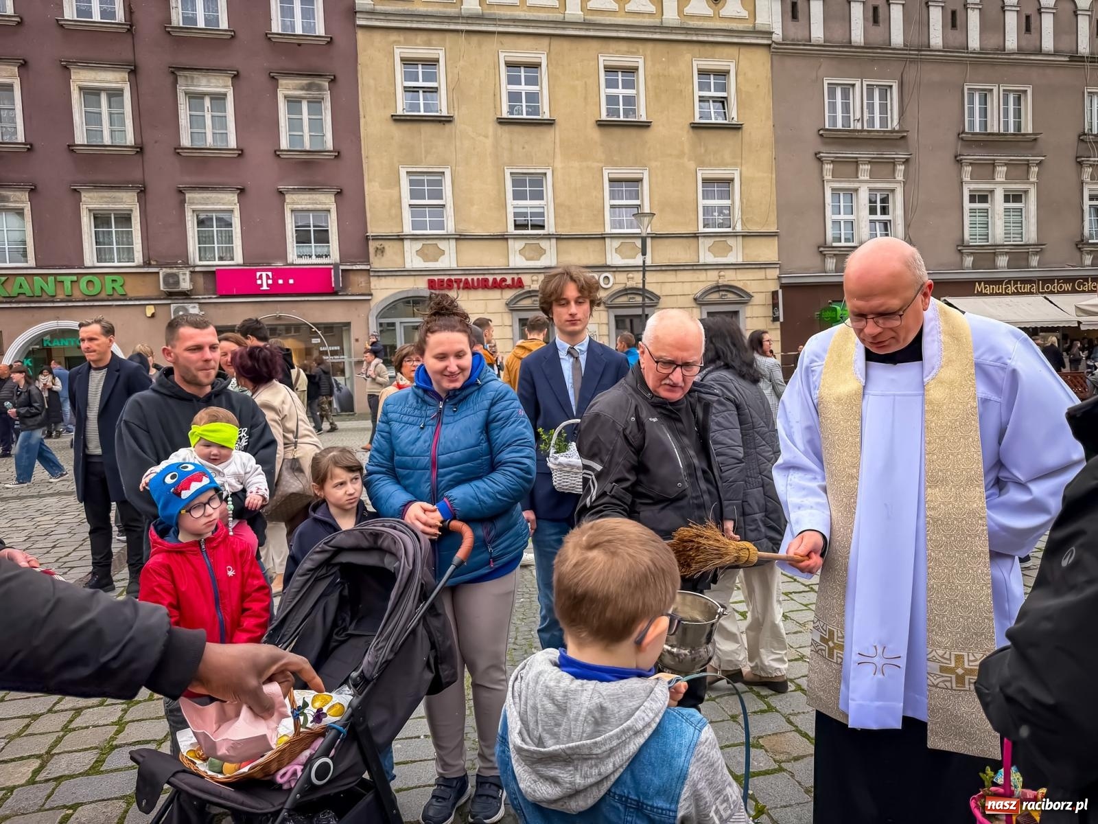 Zdjęcie w galerii na portalu naszraciborz.pl: Święcenie pokarmów wielkanocnych na raciborskim rynku [FOTO i WIDEO] wiadomości z regionu