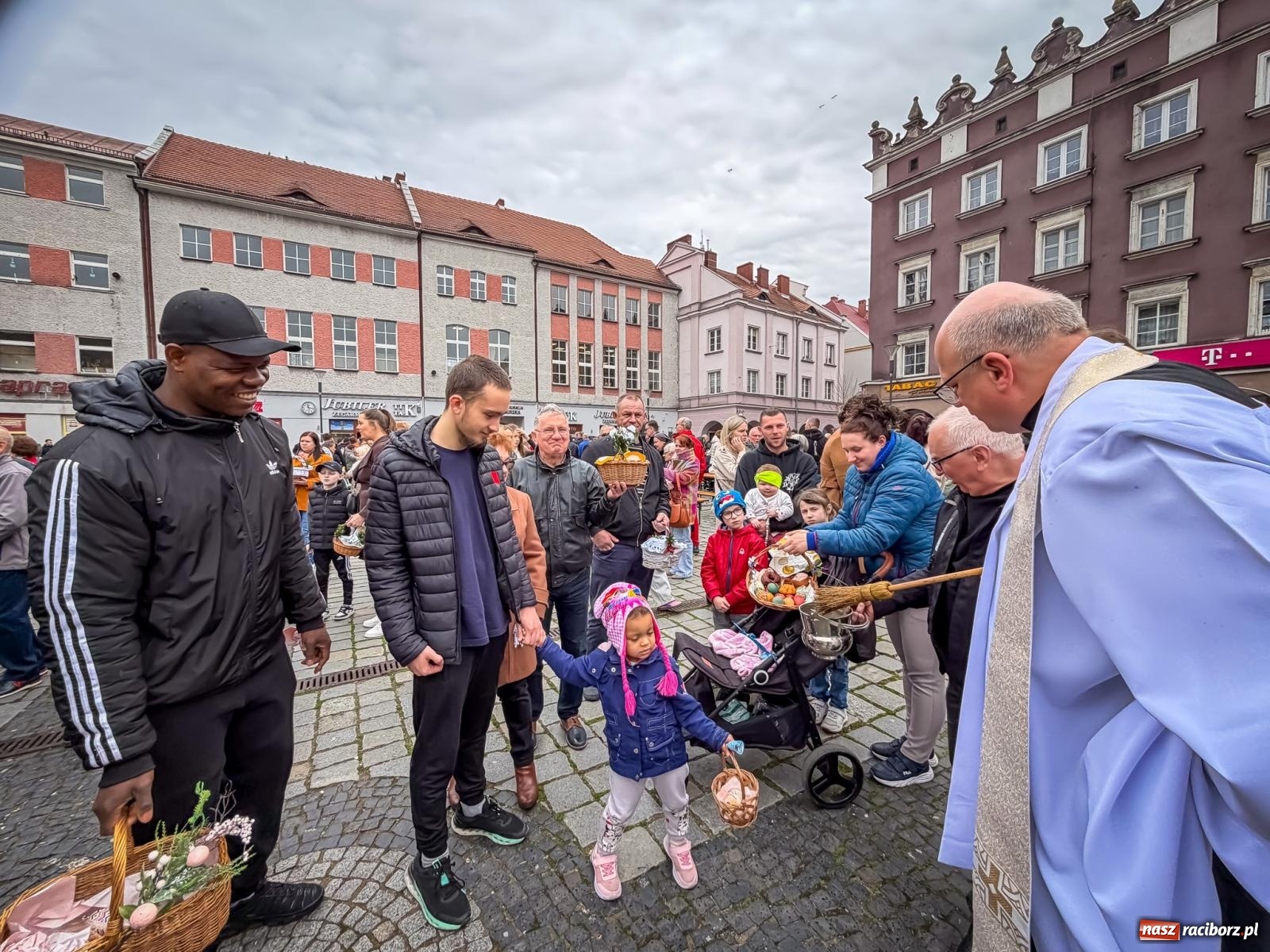 Zdjęcie w galerii na portalu naszraciborz.pl: Święcenie pokarmów wielkanocnych na raciborskim rynku [FOTO i WIDEO] wiadomości z regionu