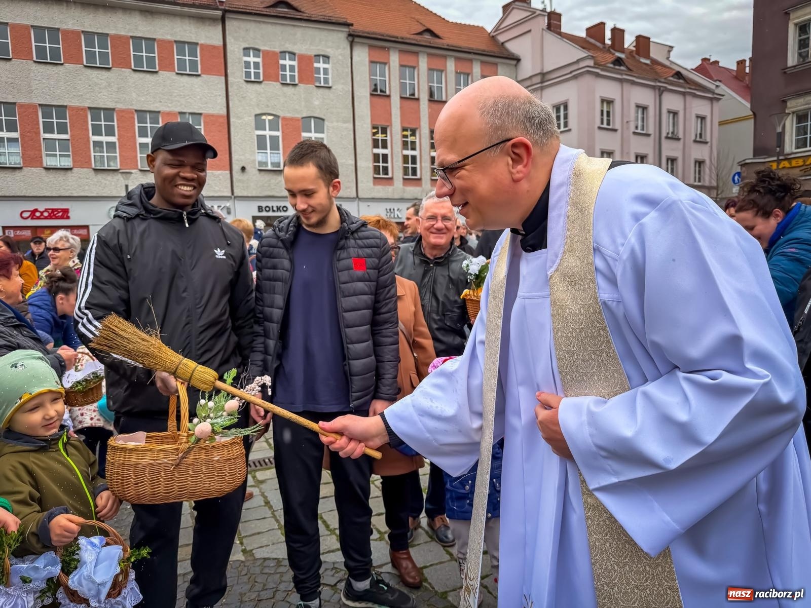 Zdjęcie w galerii na portalu naszraciborz.pl: Święcenie pokarmów wielkanocnych na raciborskim rynku [FOTO i WIDEO] wiadomości z regionu