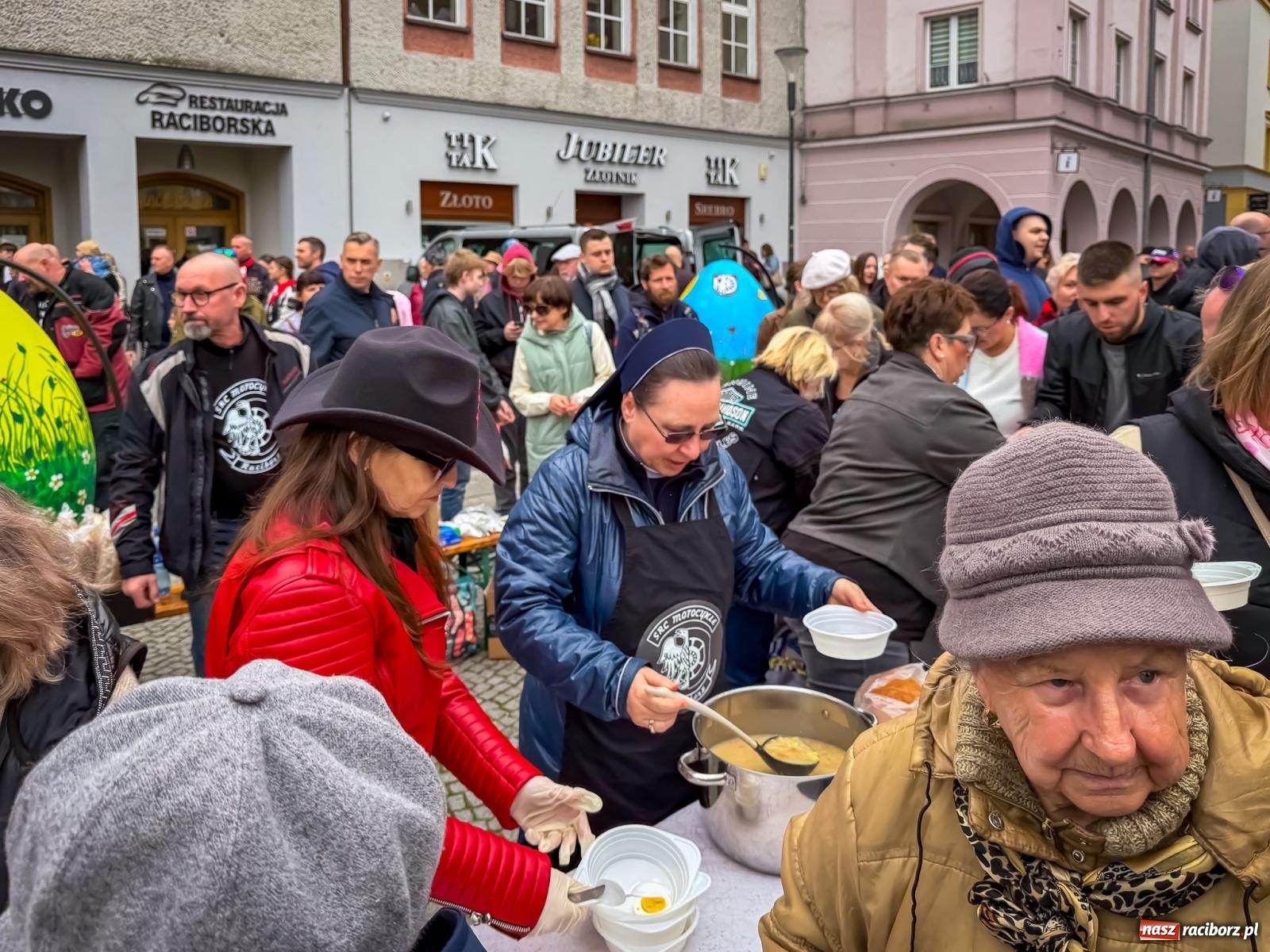 Zdjęcie w galerii na portalu naszraciborz.pl: Święcenie pokarmów wielkanocnych na raciborskim rynku [FOTO i WIDEO] wiadomości z regionu