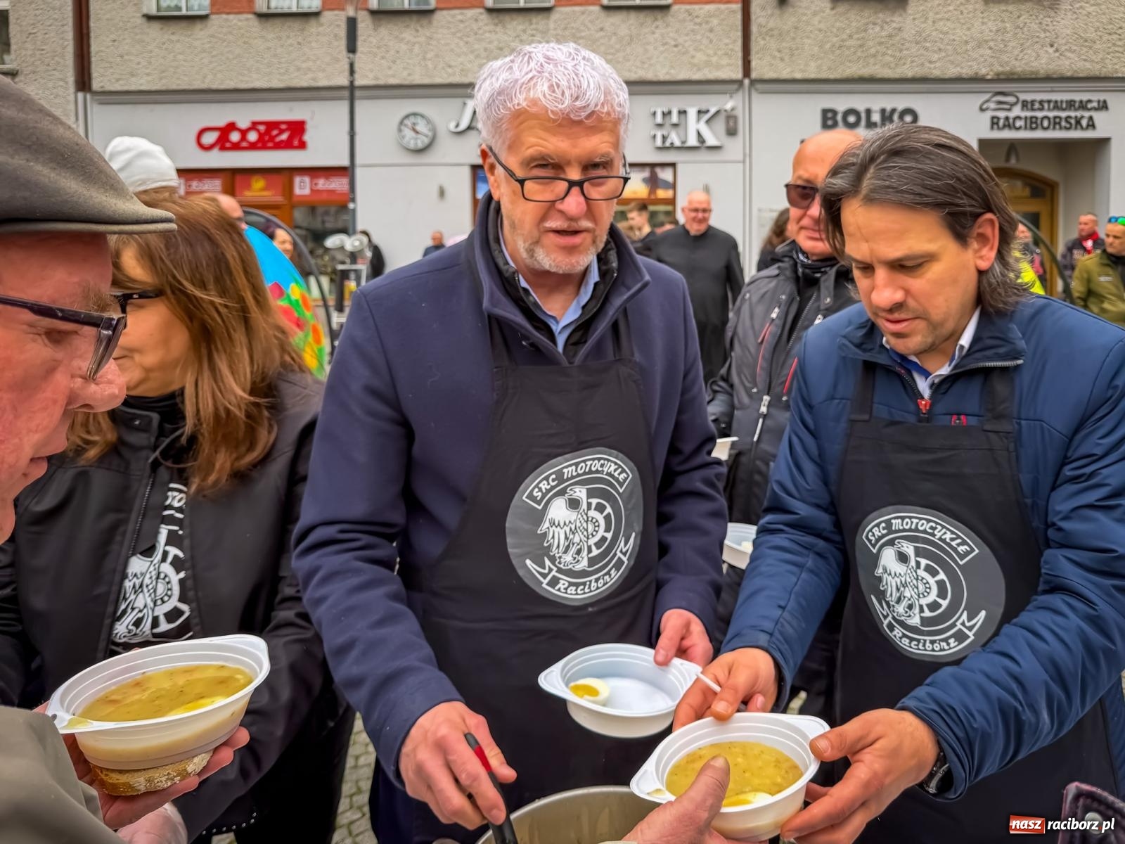 Zdjęcie w galerii na portalu naszraciborz.pl: Święcenie pokarmów wielkanocnych na raciborskim rynku [FOTO i WIDEO] wiadomości z regionu