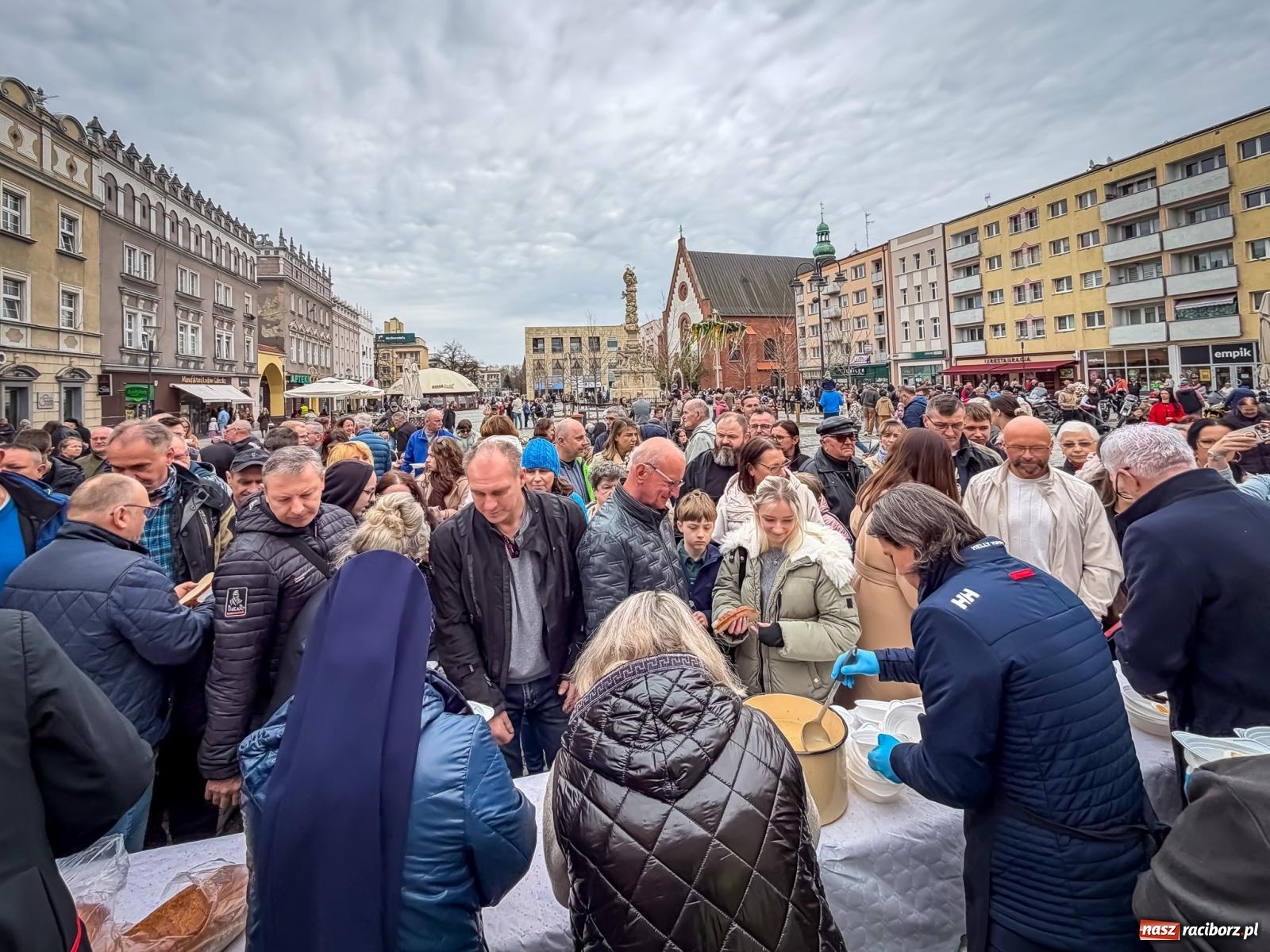Zdjęcie w galerii na portalu naszraciborz.pl: Święcenie pokarmów wielkanocnych na raciborskim rynku [FOTO i WIDEO] wiadomości z regionu