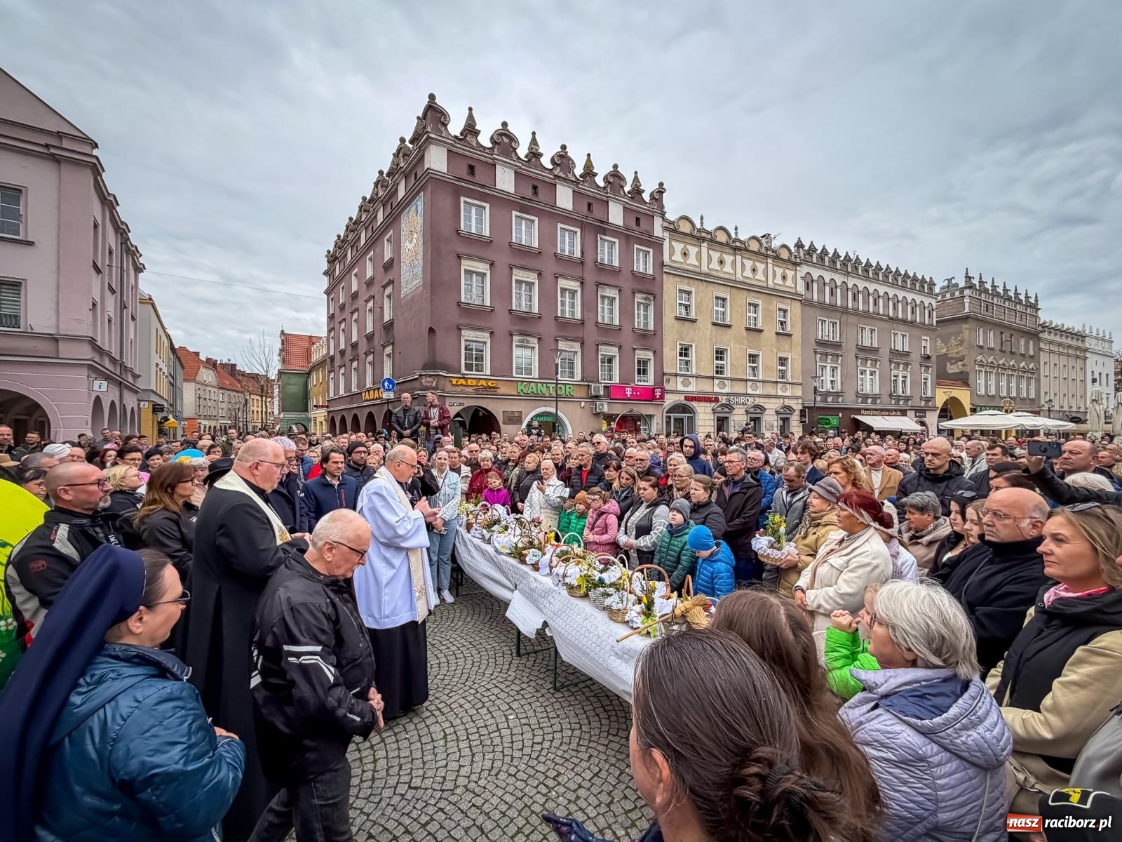 Zdjęcie w galerii na portalu naszraciborz.pl: Święcenie pokarmów wielkanocnych na raciborskim rynku [FOTO i WIDEO] wiadomości z regionu