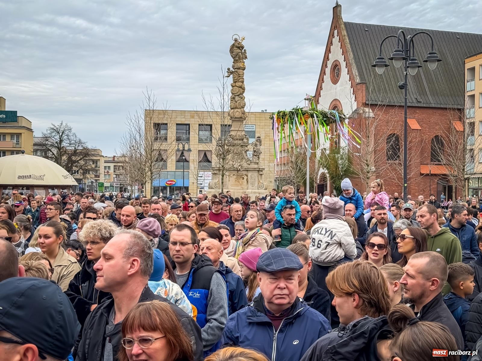 Zdjęcie w galerii na portalu naszraciborz.pl: Święcenie pokarmów wielkanocnych na raciborskim rynku [FOTO i WIDEO] wiadomości z regionu
