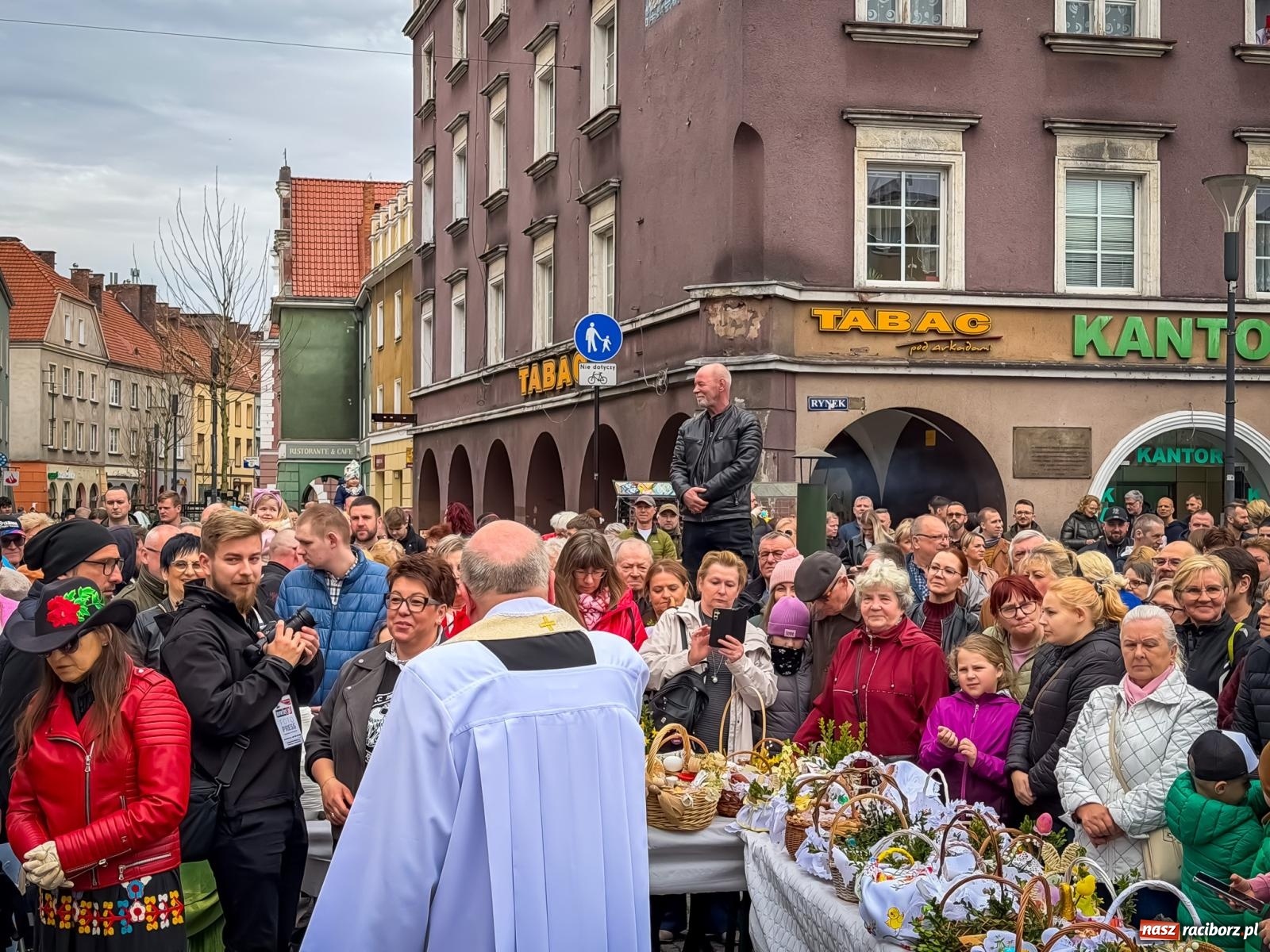 Zdjęcie w galerii na portalu naszraciborz.pl: Święcenie pokarmów wielkanocnych na raciborskim rynku [FOTO i WIDEO] wiadomości z regionu