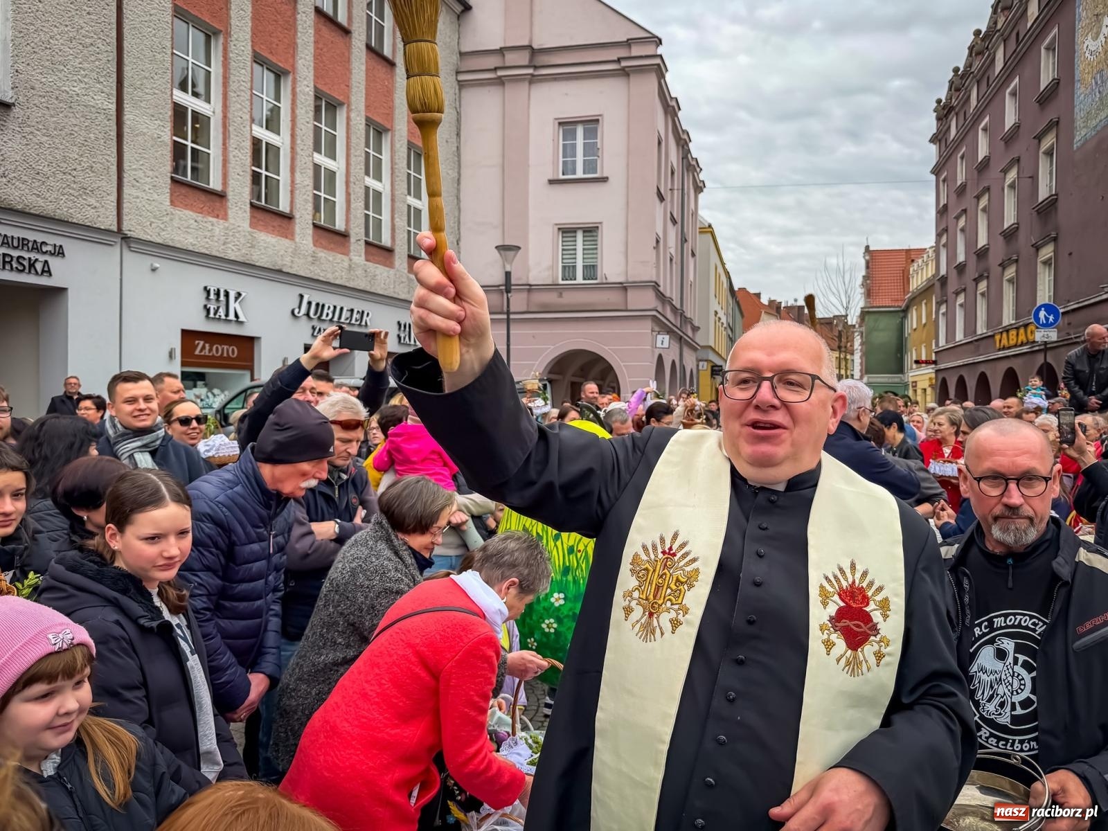Zdjęcie w galerii na portalu naszraciborz.pl: Święcenie pokarmów wielkanocnych na raciborskim rynku [FOTO i WIDEO] wiadomości z regionu