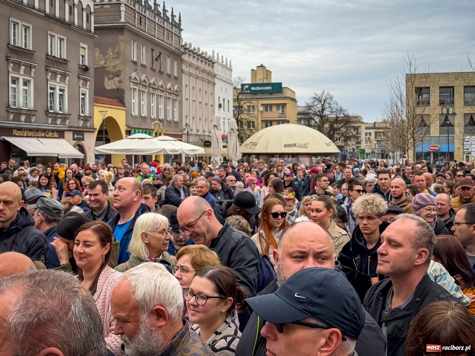 Zdjęcie w galerii na portalu naszraciborz.pl: Święcenie pokarmów wielkanocnych na raciborskim rynku [FOTO i WIDEO] wiadomości z regionu