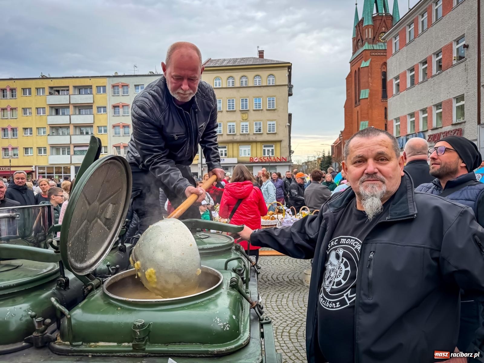 Zdjęcie w galerii na portalu naszraciborz.pl: Święcenie pokarmów wielkanocnych na raciborskim rynku [FOTO i WIDEO] wiadomości z regionu