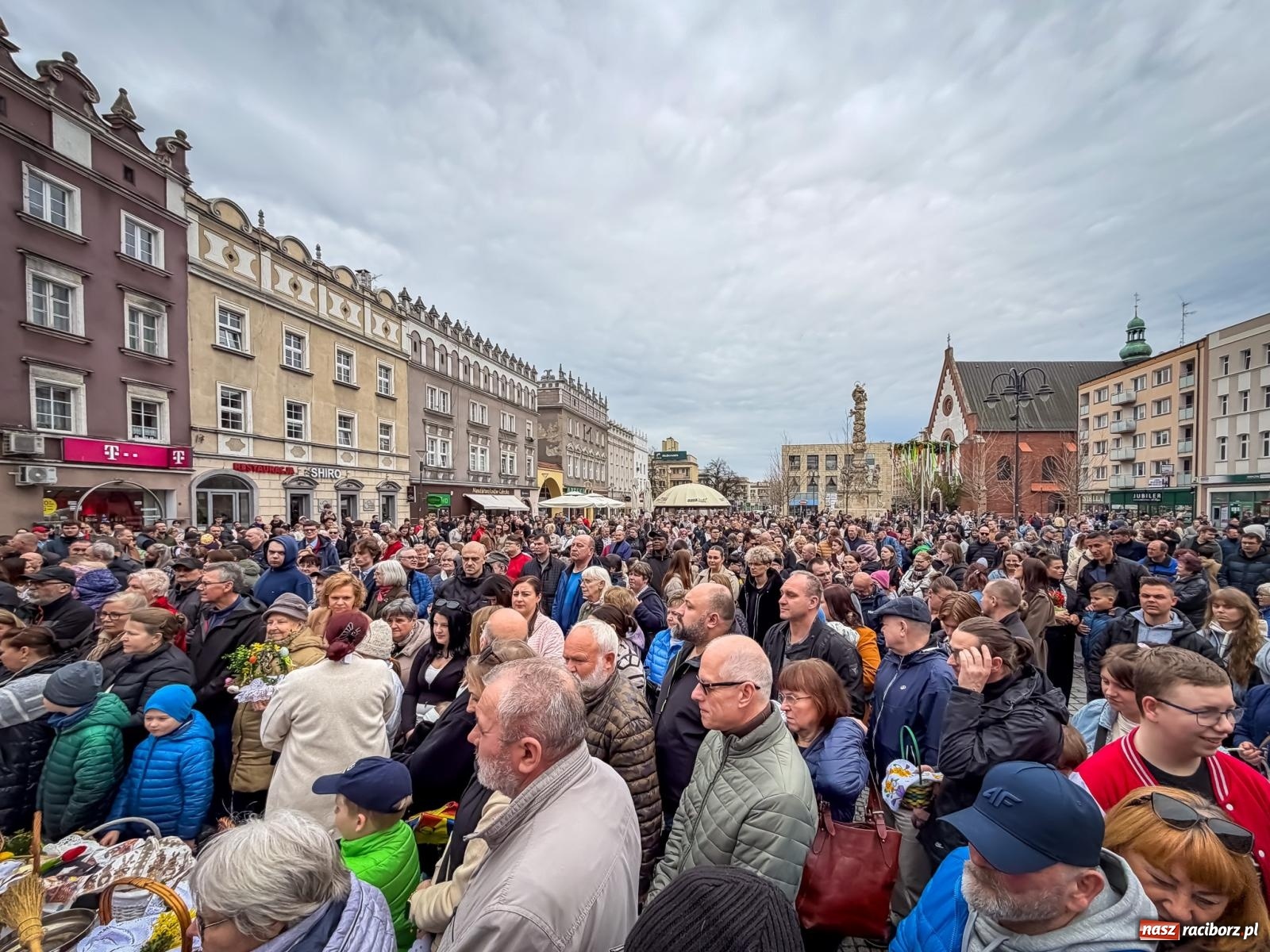 Zdjęcie w galerii na portalu naszraciborz.pl: Święcenie pokarmów wielkanocnych na raciborskim rynku [FOTO i WIDEO] wiadomości z regionu