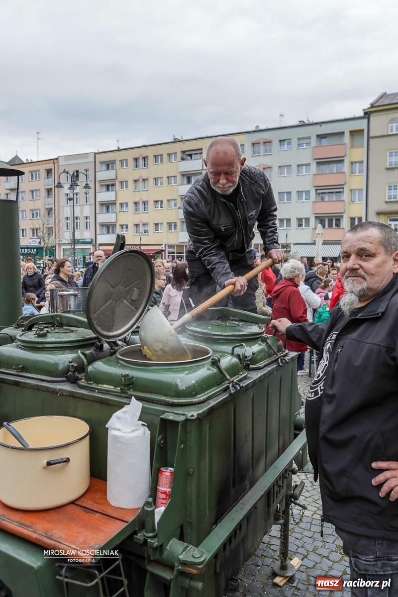 Zdjęcie w galerii na portalu naszraciborz.pl: Święcenie pokarmów wielkanocnych na raciborskim rynku [FOTO i WIDEO] wiadomości z regionu