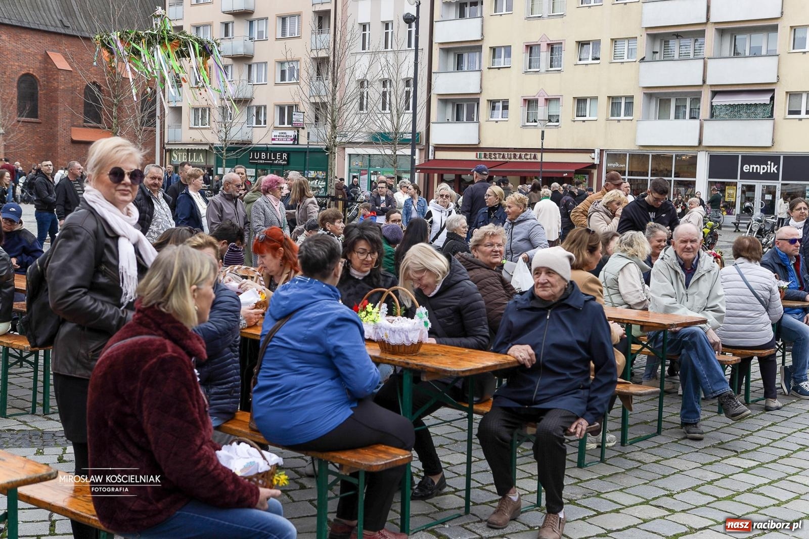 Zdjęcie w galerii na portalu naszraciborz.pl: Święcenie pokarmów wielkanocnych na raciborskim rynku [FOTO i WIDEO] wiadomości z regionu